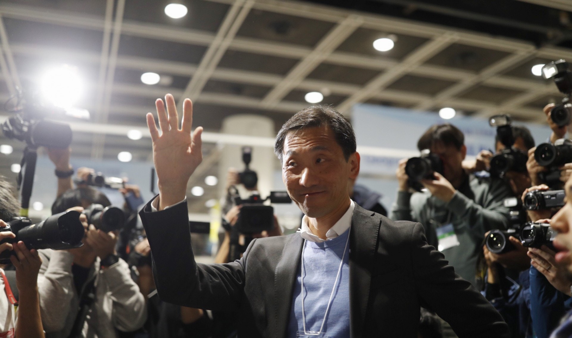 姚松炎一直對勝出樂觀，估不到會慘遭滑鐵爐。目前九西選區正重點票數。（余俊亮攝）