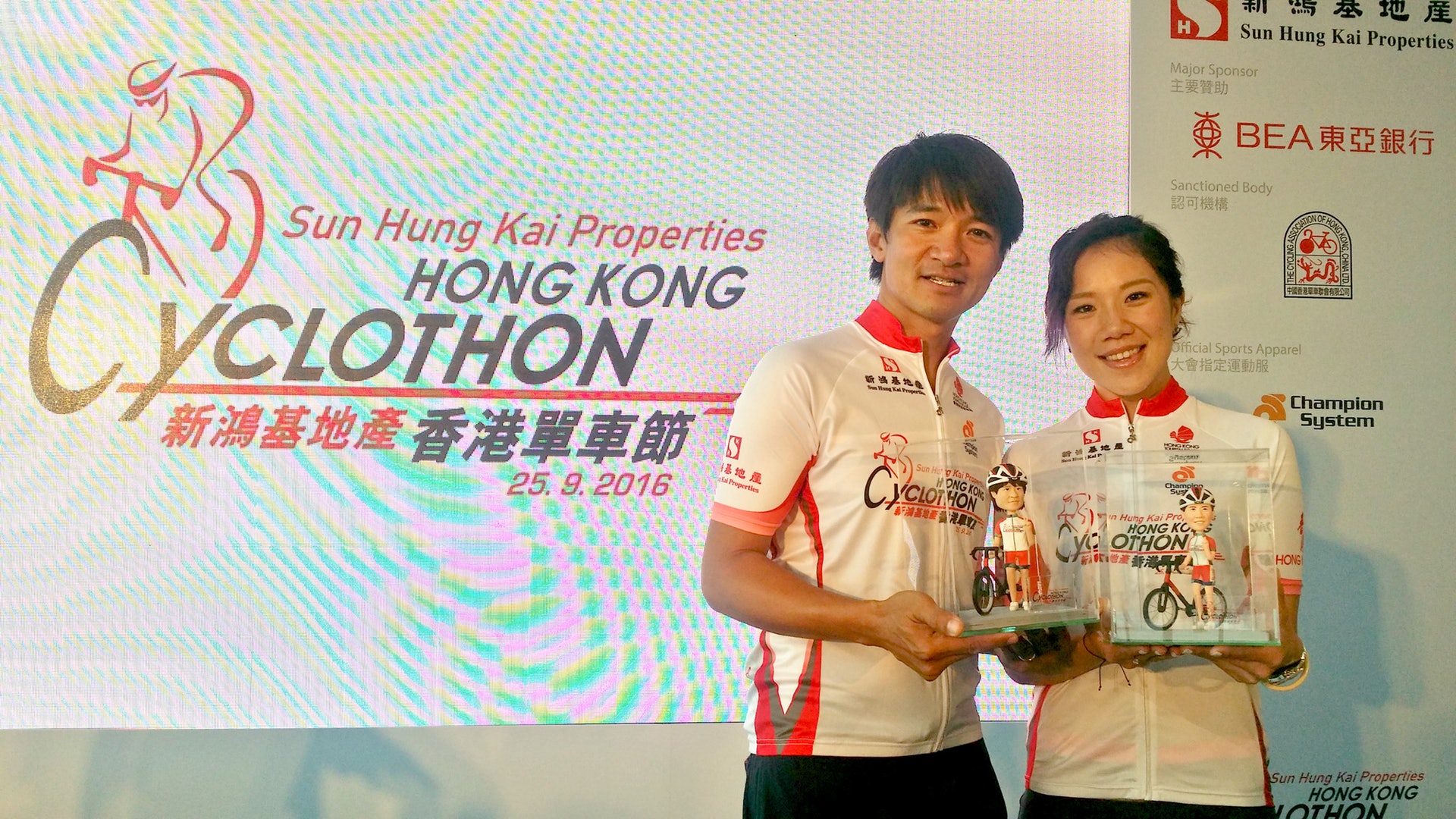 兩名退役港將黃金寶(左)和黃蘊瑤(右)宣傳香港單車節,活動將於9月25日舉行。(李思詠攝) 兩名退役港將黃金寶(左)和黃蘊瑤(右)宣傳香港單車節,活動將於9月25日舉行。(李思詠攝)