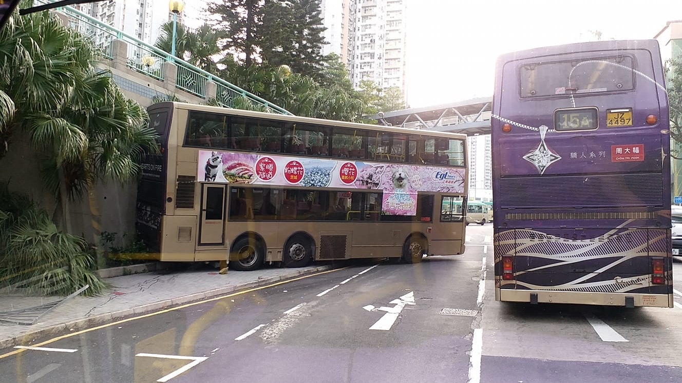 【罕見意外】九巴疑上斜死火溜後 司機扭軚鏟上行人路撼牆煞停 【罕見意外】九巴疑上斜死火溜後 司機扭軚鏟上行人路撼牆煞停