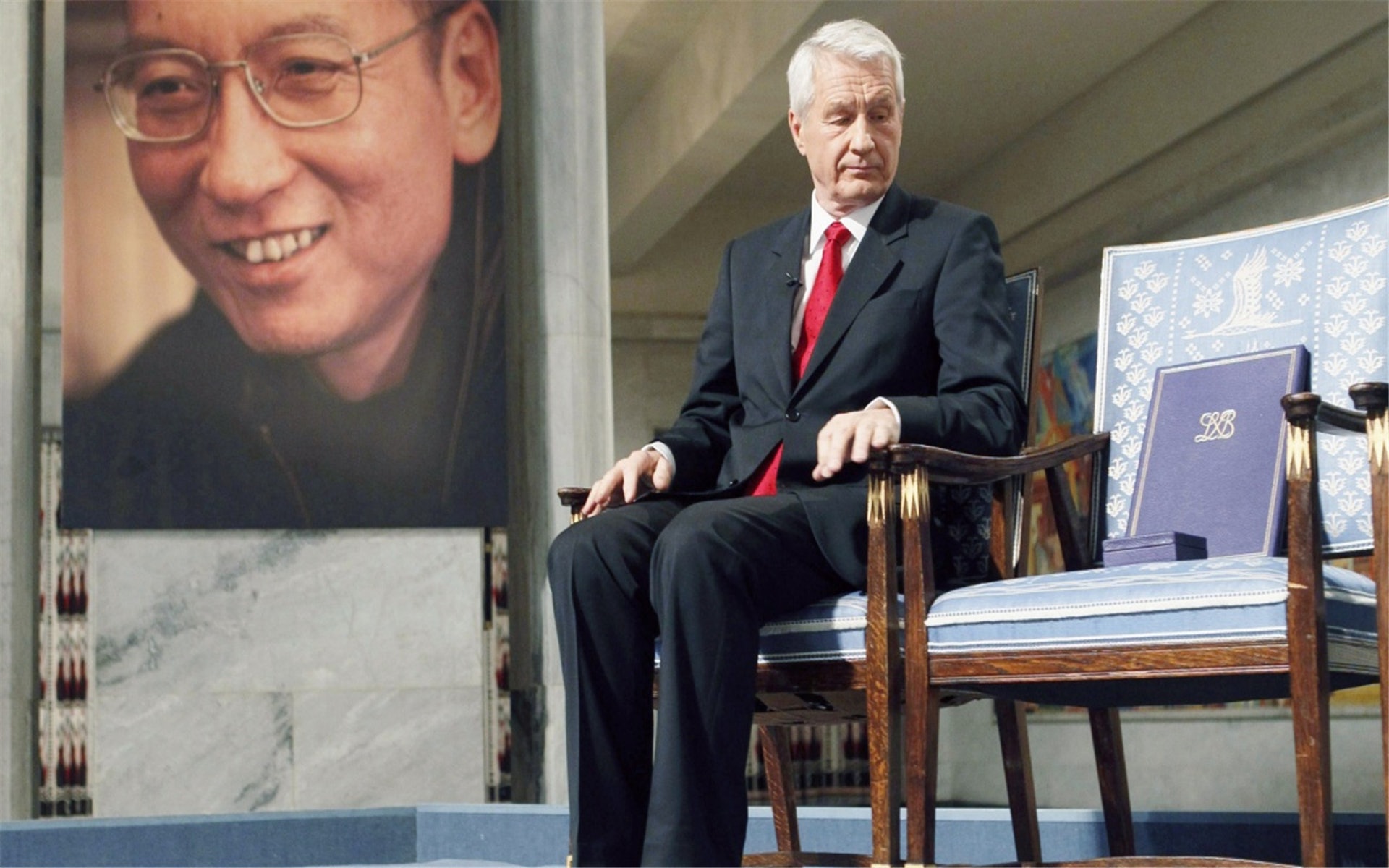 2010年,諾貝爾和平獎首次由中國人奪得,但劉曉波身在監獄,諾委會主席亞格蘭德(港譯:亞格蘭)擺放一張空椅子致意劉曉波。(Reuters)