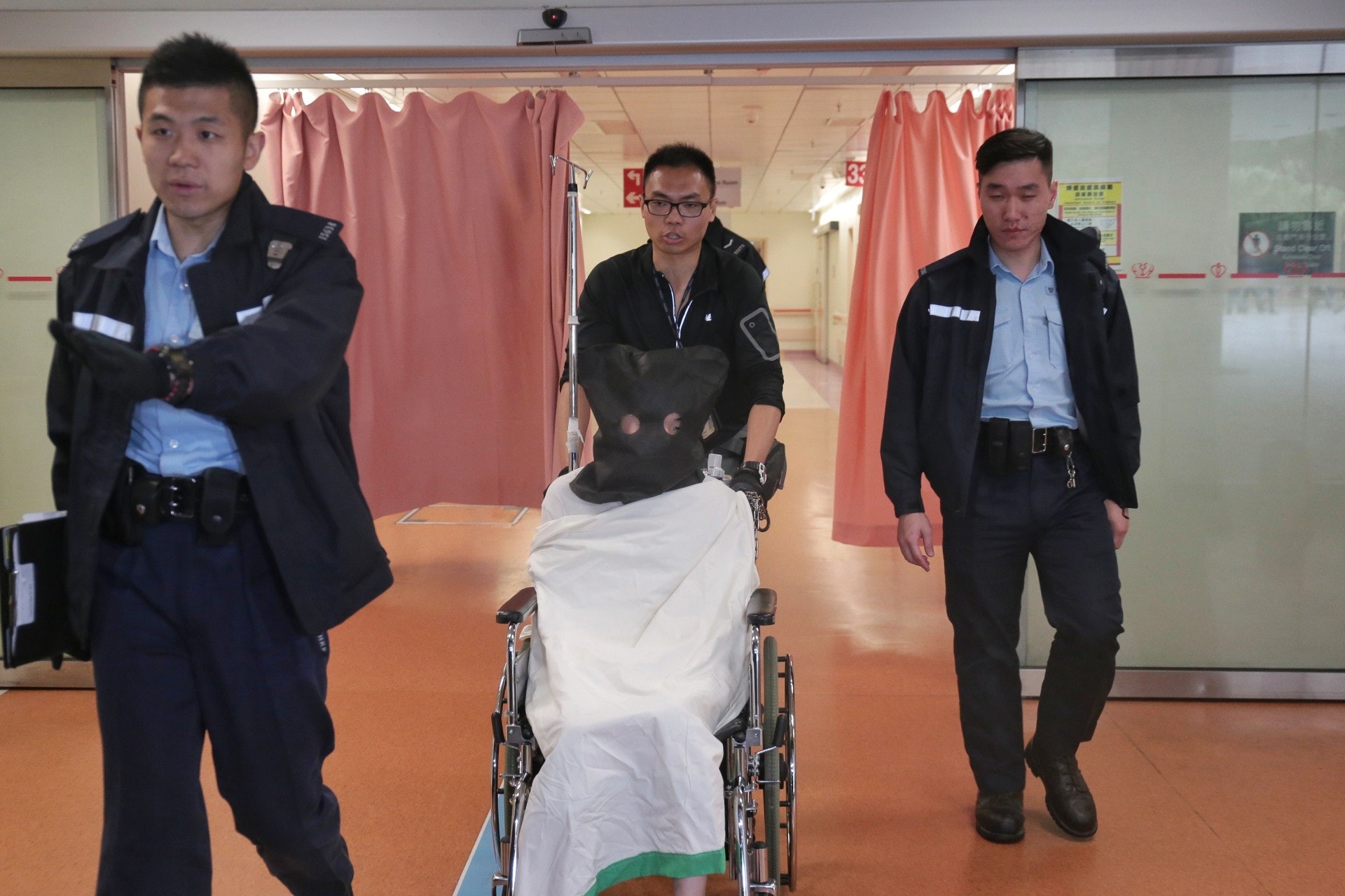 廣林苑今早發生搶槍事件,疑犯在醫院被蒙頭帶走。 (梁銘康攝) 廣林苑今早發生搶槍事件,疑犯在醫院被蒙頭帶走。 (梁銘康攝)