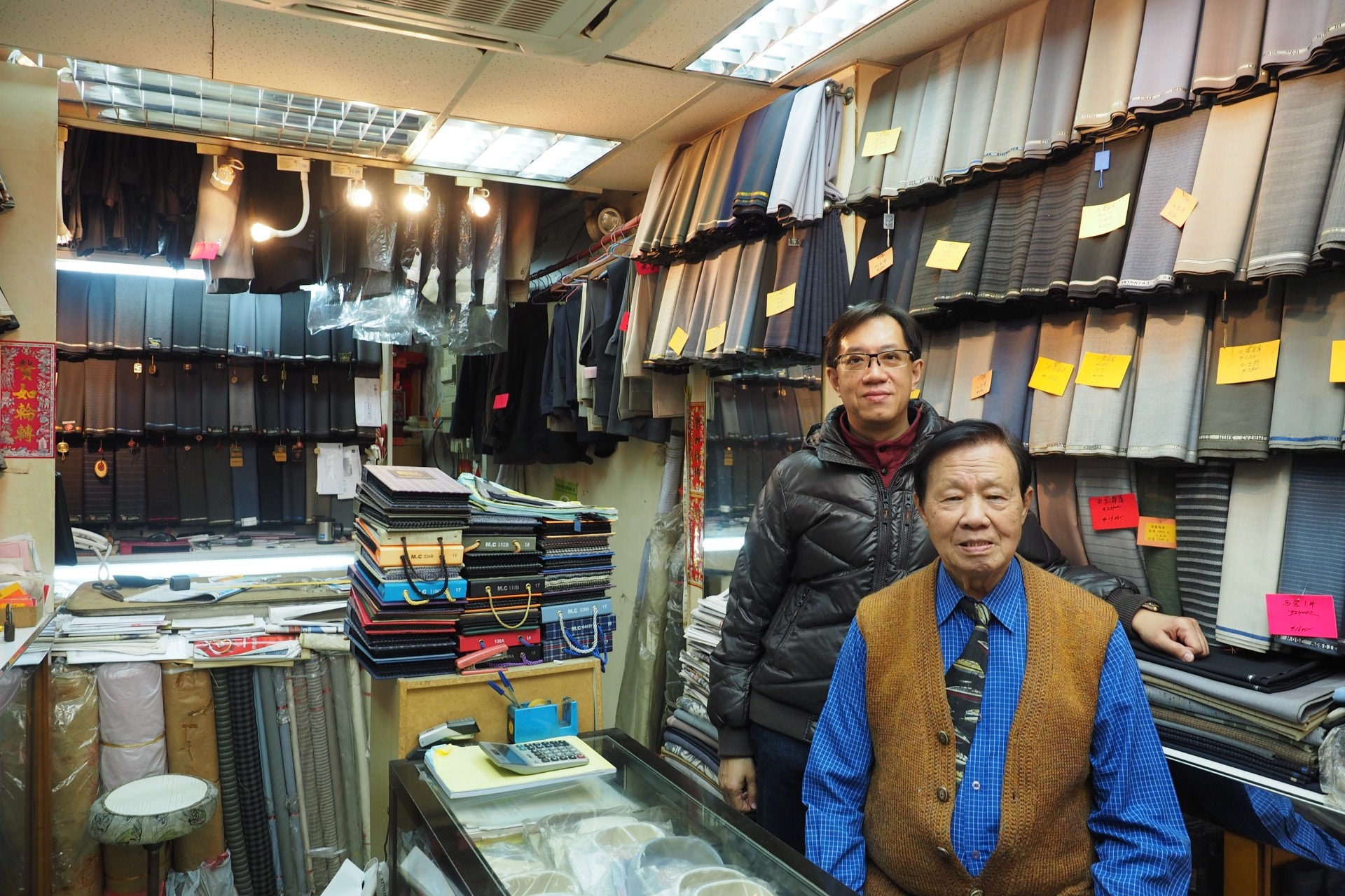 80多歲的大馮生（右），聽力開始衰退，關於洋服店的記憶，也得靠兒子細馮生（左）補充。