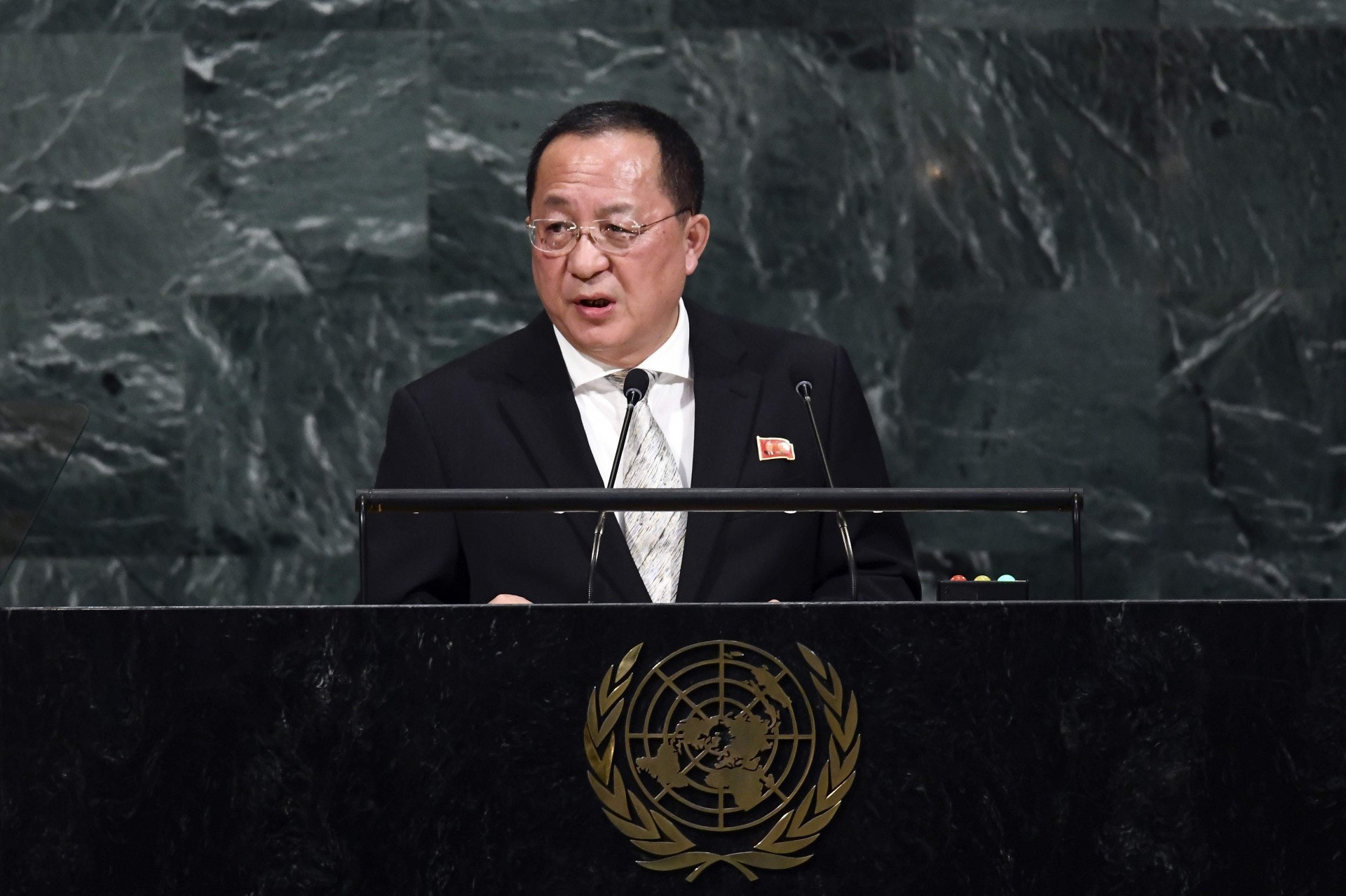 朝鮮外交部部長李勇浩今天上午從北京轉機前往瑞典。(視覺中國) 朝鮮外交部部長李勇浩今天上午從北京轉機前往瑞典。(視覺中國)
