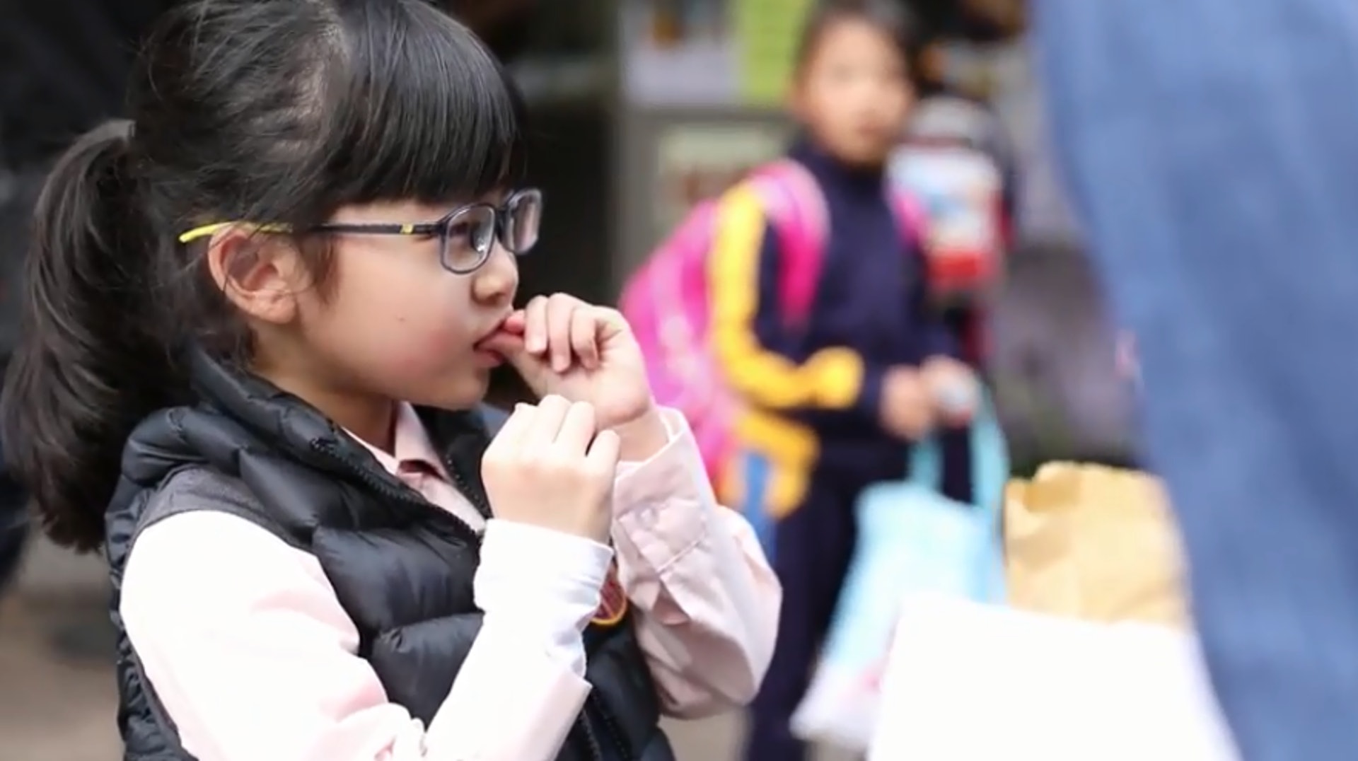 7歲半的甄樂柔小妹妹吃雞蛋仔吃得津津有味。 7歲半的甄樂柔小妹妹吃雞蛋仔吃得津津有味。