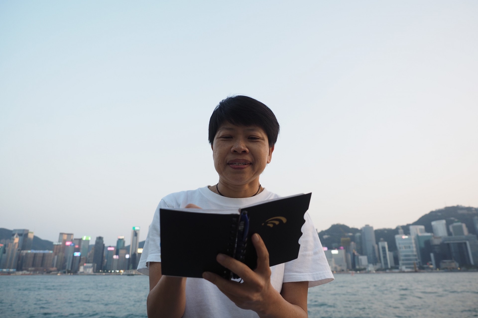 Monique的正職是駐校社工，自2016年年中展開了名為「PhoTALKgraphy」的計劃，結合攝影和傾談，工餘時間免費與人詳談，事後再製作一張相片紀錄對話。