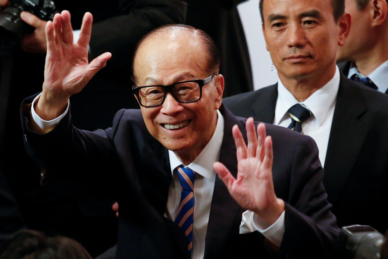 【李嘉誠退休．即時圖輯】記者會上輕輕揮手　香港一代巨富榮休