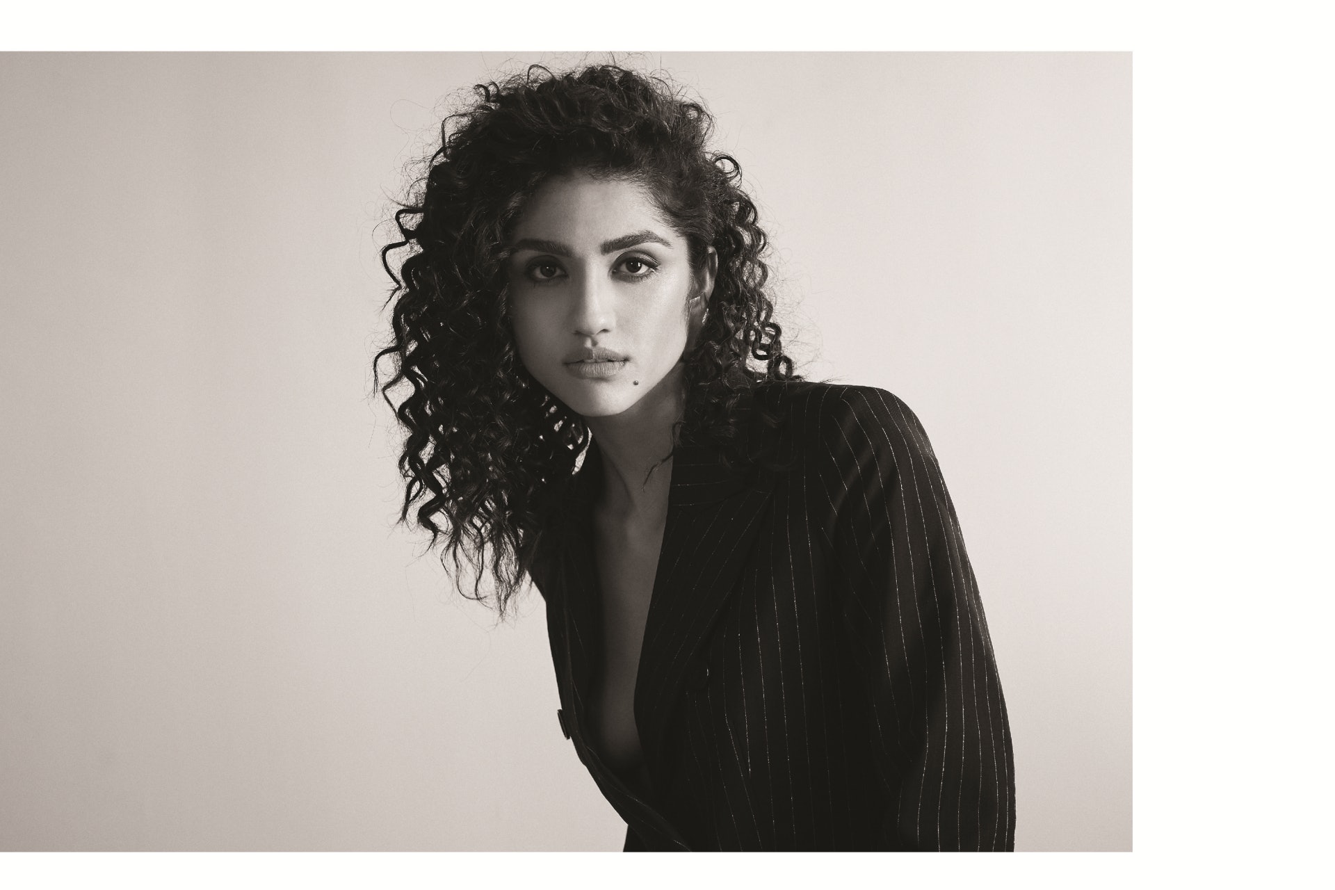 西裝外套:Claudie Pierlot;耳環:COS 西裝外套:Claudie Pierlot;耳環:COS