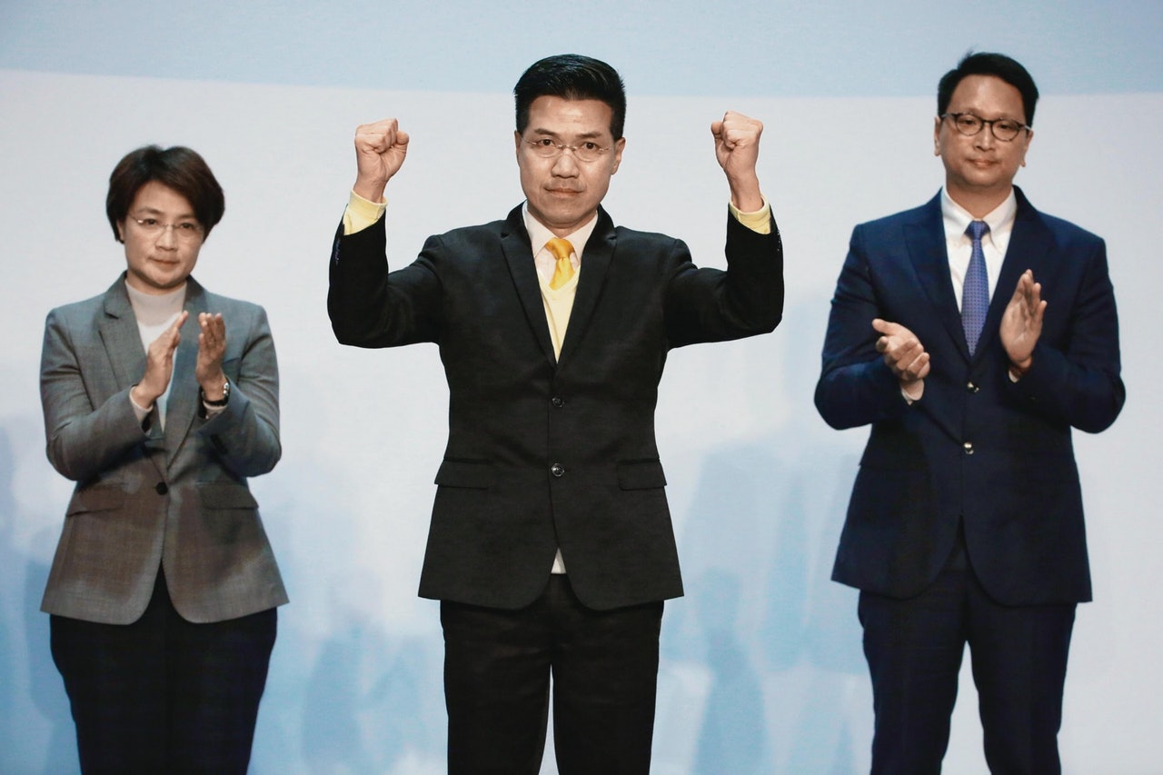 補選落幕,方國珊(左)在新界東以高票落敗,而勝選的泛民代表范國威(中)的得票比率,明顯大不如前。(李澤彤攝) 補選落幕,方國珊(左)在新界東以高票落敗,而勝選的泛民代表范國威(中)的得票比率,明顯大不如前。(李澤彤攝)