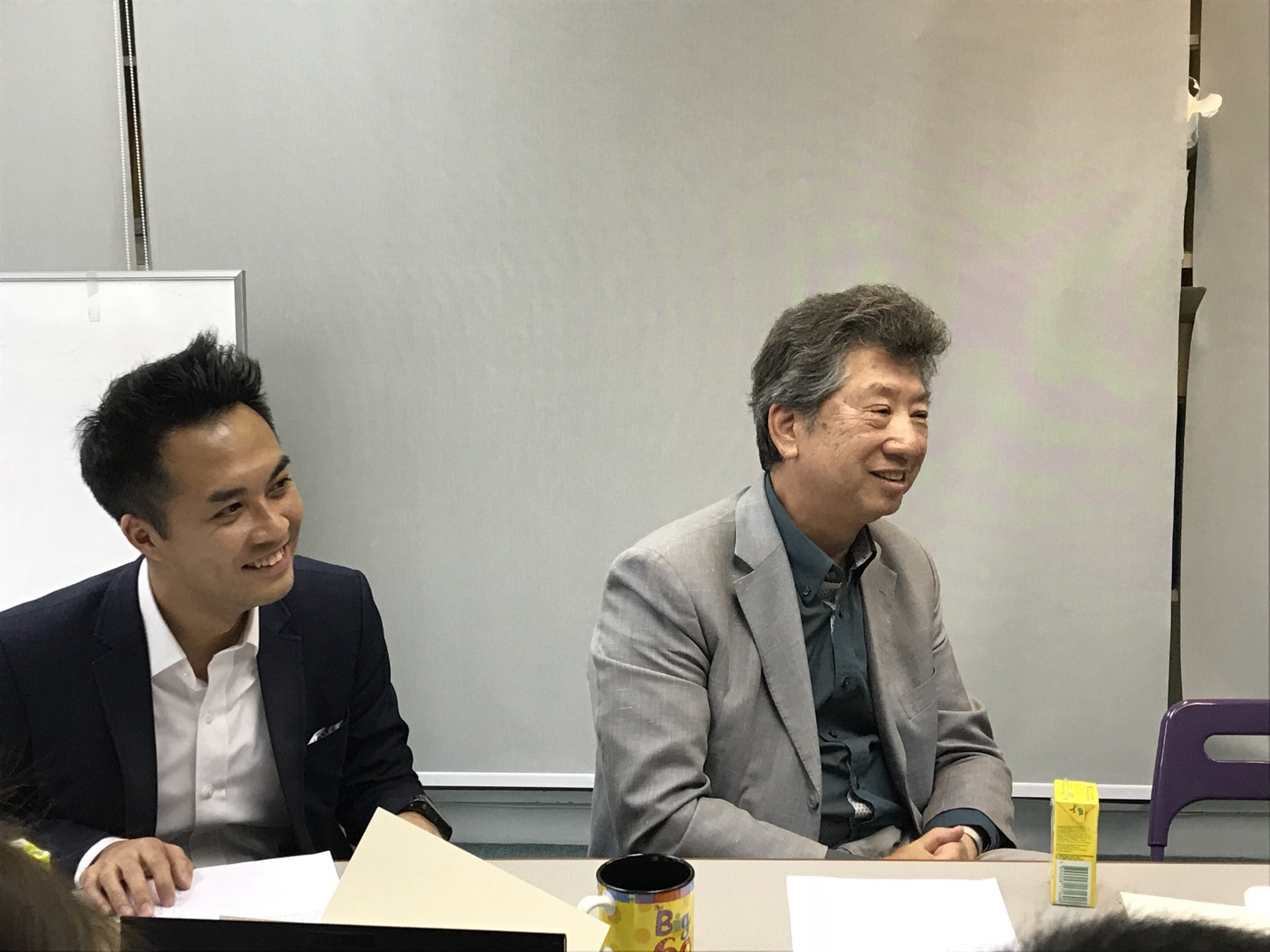 湯家驊(右)建議當局以「梅花間竹」方式,同時將政改和23條立法分階段推進。(莊恭南攝) 湯家驊(右)建議當局以「梅花間竹」方式,同時將政改和23條立法分階段推進。(莊恭南攝)