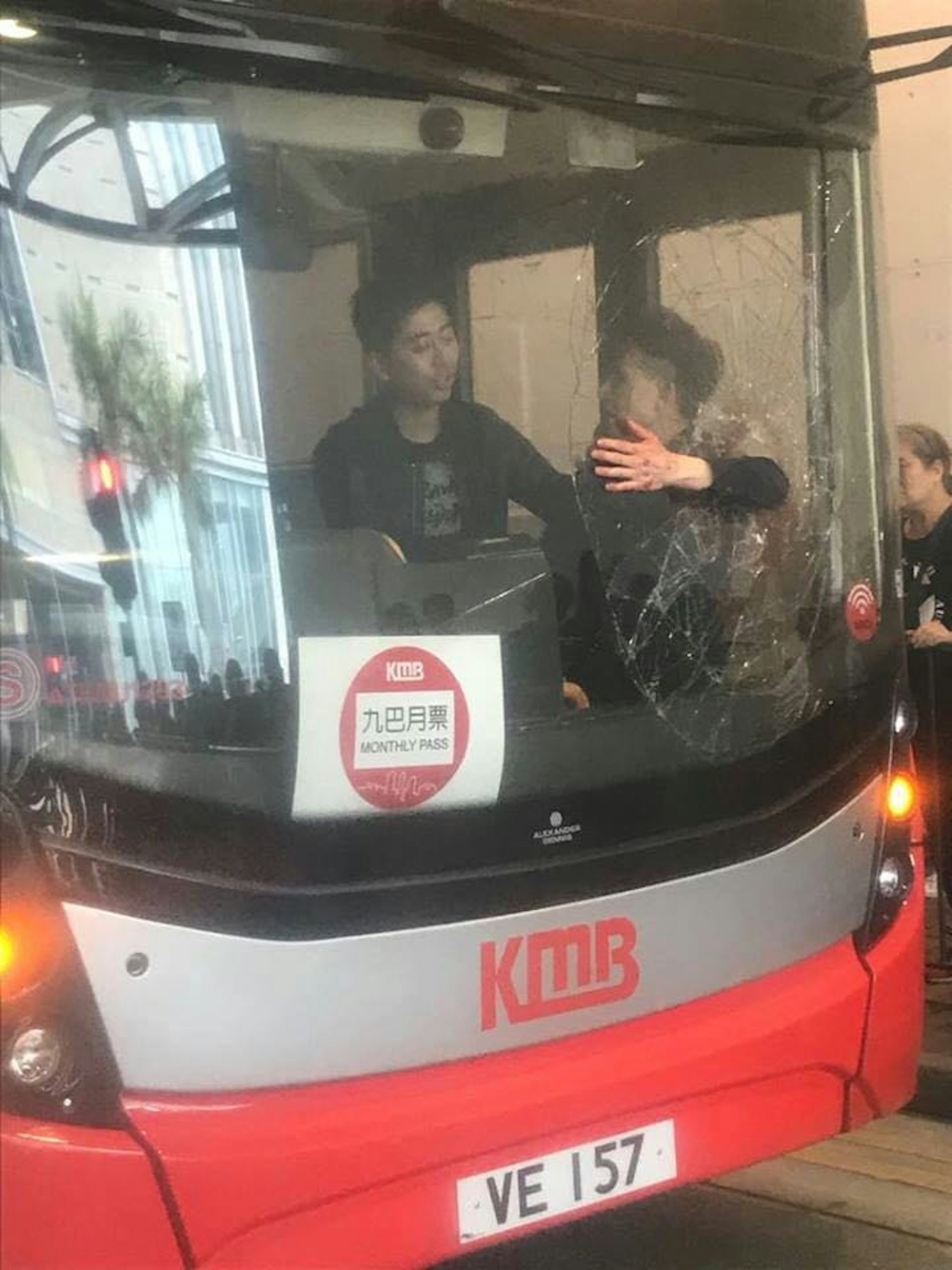 該名男子打穿一架九巴的擋風玻璃,究竟發生什麼事,有待事態發展。(網上圖片) 該名男子打穿一架九巴的擋風玻璃,究竟發生什麼事,有待事態發展。(網上圖片)