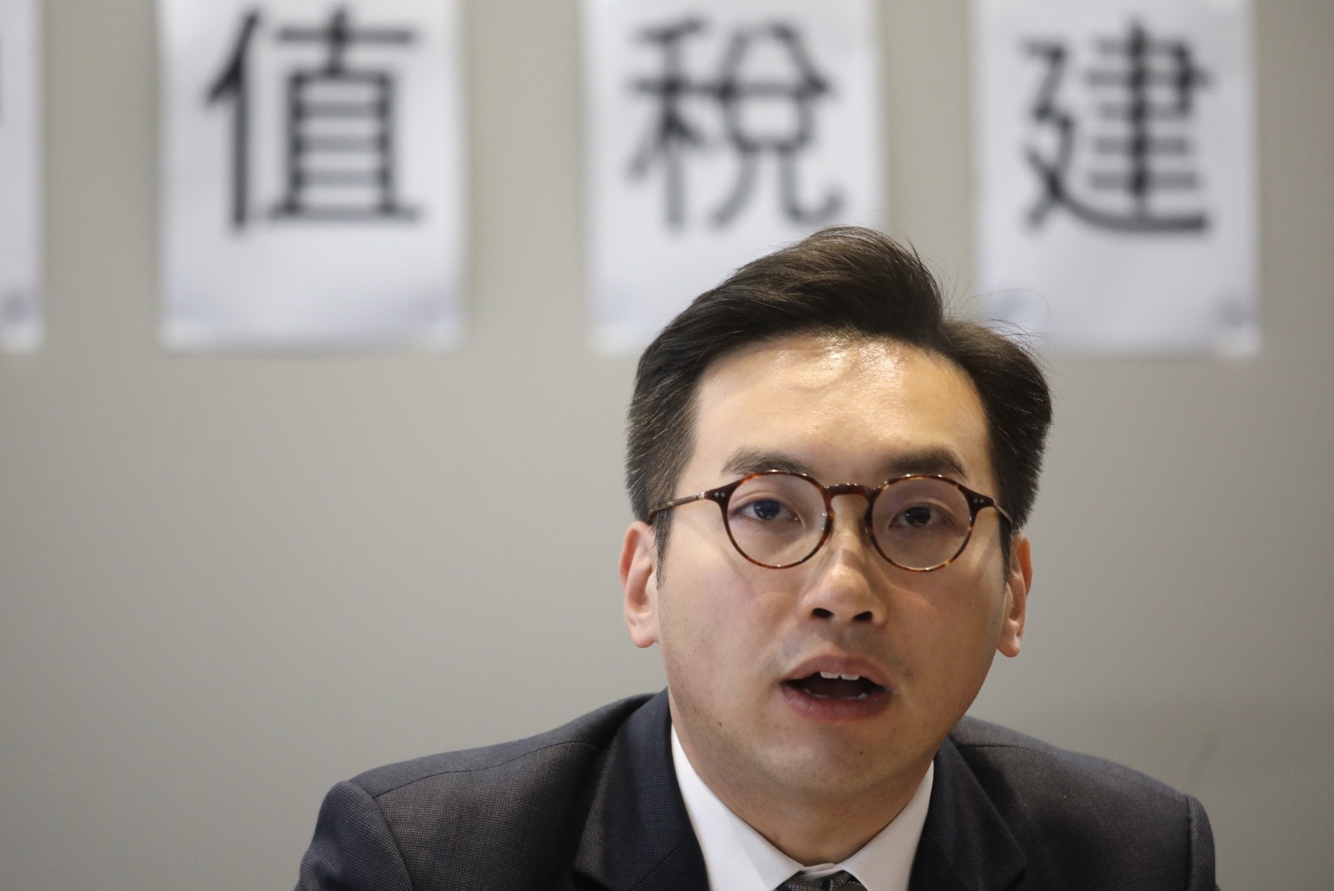 公民黨黨魁楊岳橋表示,設立物業空置稅的目是向發展商施壓,防止囤積居奇,有關稅項可因應經濟情況作調整。(盧翊銘攝) 公民黨黨魁楊岳橋表示,設立物業空置稅的目是向發展商施壓,防止囤積居奇,有關稅項可因應經濟情況作調整。(盧翊銘攝)