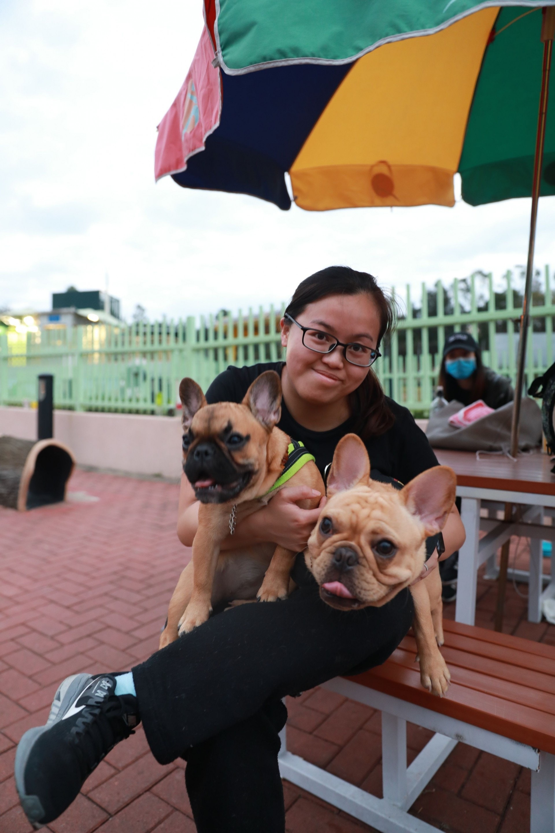 謝小姐建議主人要讓狗狗嘗試結識朋友,過分保護牠們會令牠們玩得不盡興。(周詠雯攝)