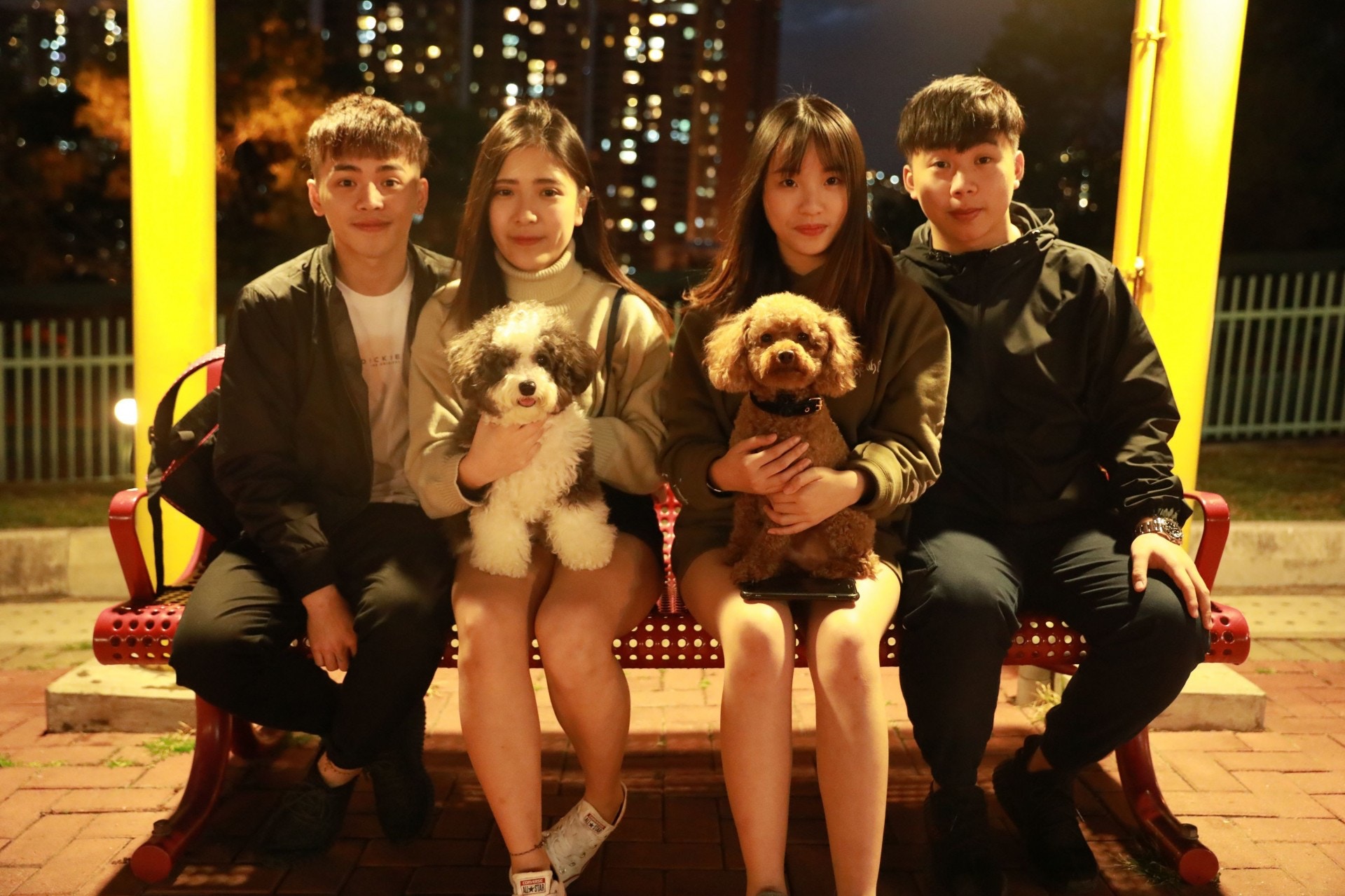 Andrew (左1) 認為染毛的做法不是愛的表現,而是虐畜,強調主人在照顧寵物應多點由牠們的需要出發。(周詠雯攝)