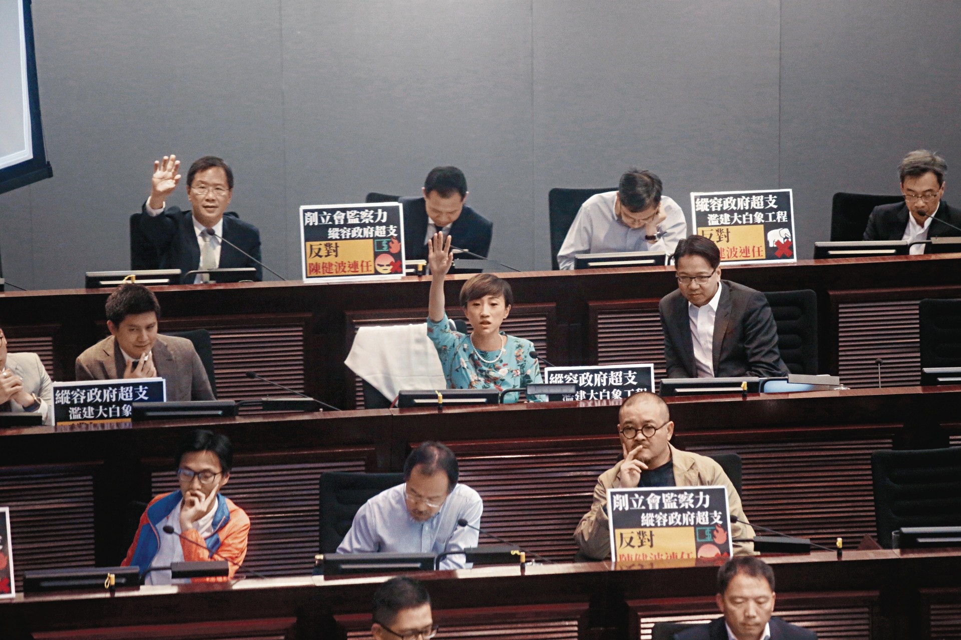 林鄭月娥親自「出馬」,與民主派會面。(資料圖片) 林鄭月娥親自「出馬」,與民主派會面。(資料圖片)