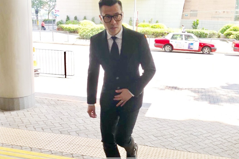 被告梁漢文穿一身黑西裝到庭。（資料圖片／湯庸皓攝）