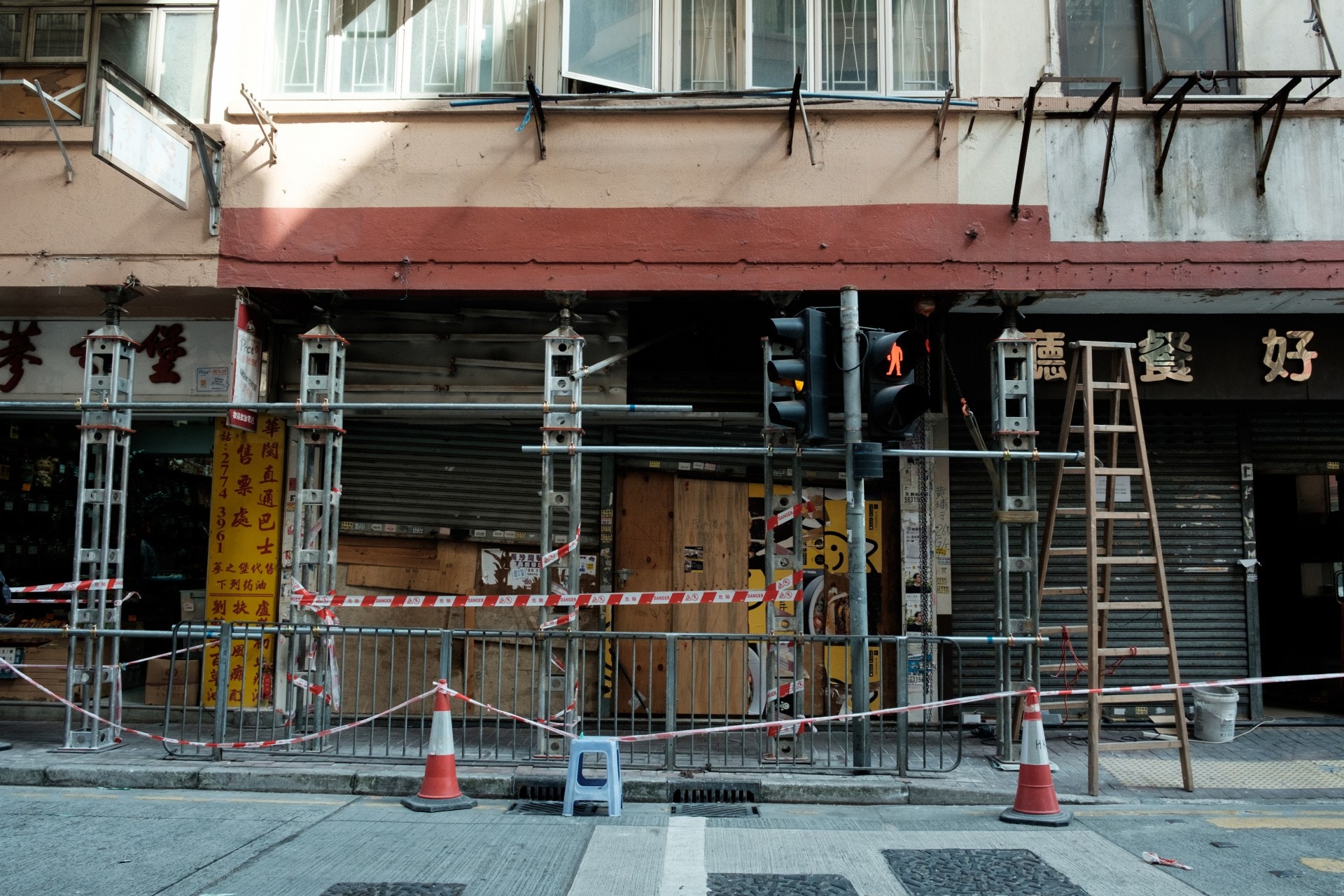 從街道上的畫面可見，重建其實已經開始進行。（盧君朗攝）