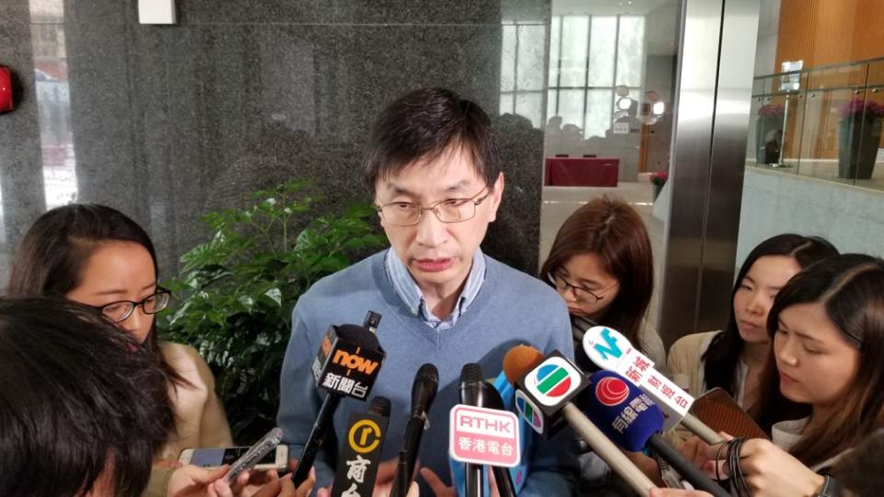 蔡海偉指,社聯正跟一發展商商討以象徵式租金,租用一幅土地數年發展預製組件屋,料提供約100個單位。(陳宇軒攝) 蔡海偉指,社聯正跟一發展商商討以象徵式租金,租用一幅土地數年發展預製組件屋,料提供約100個單位。(陳宇軒攝)
