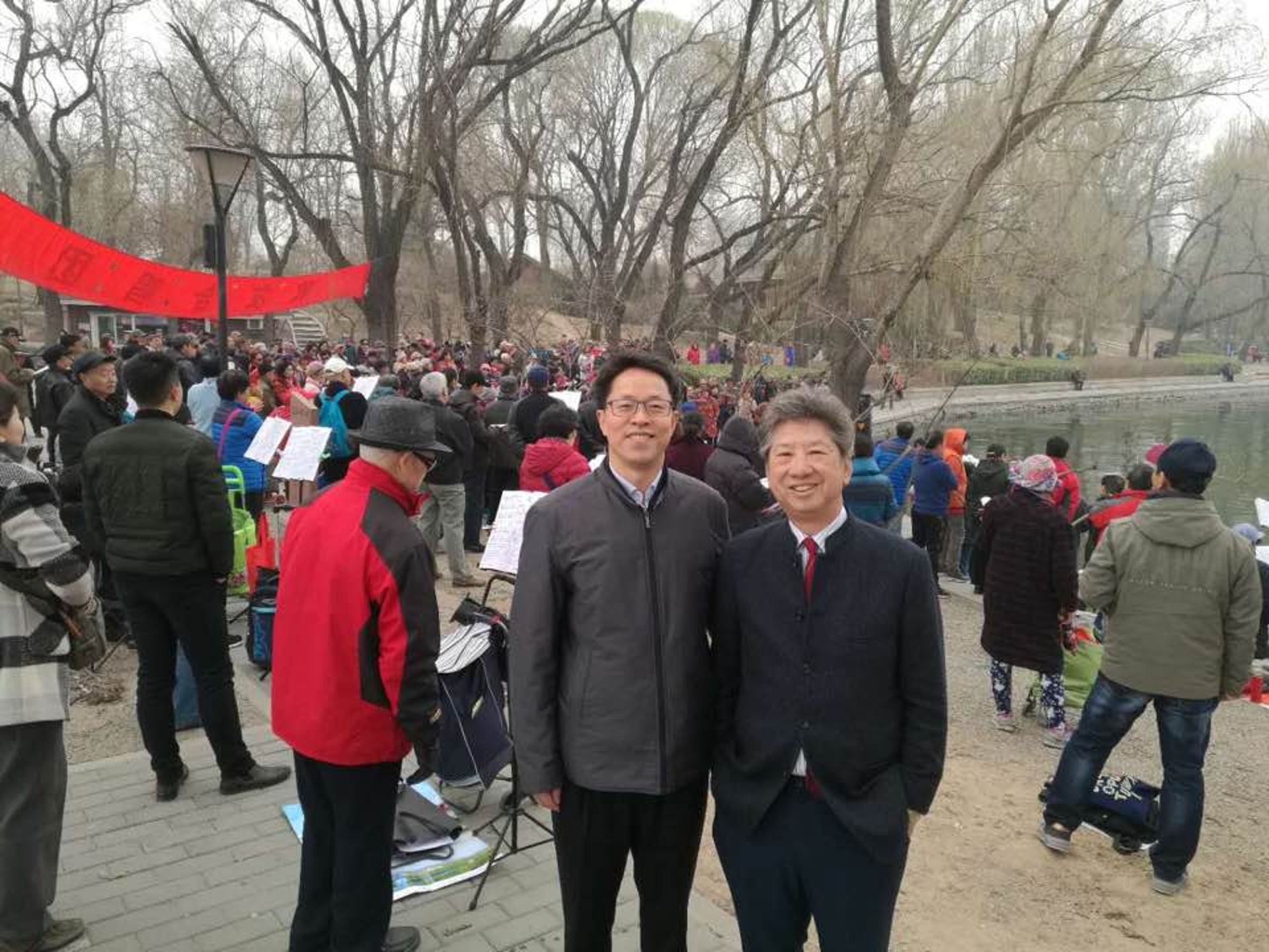 張曉明與湯家驊遊玉淵潭公園,欣賞北京初開的櫻花。(湯家驊提供) 張曉明與湯家驊遊玉淵潭公園,欣賞北京初開的櫻花。(湯家驊提供)