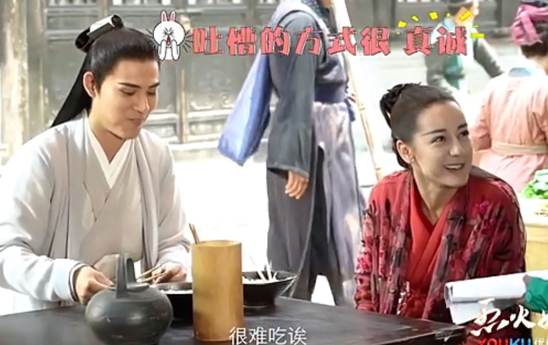 熱巴拍戲時不停食道具。（網上圖片）