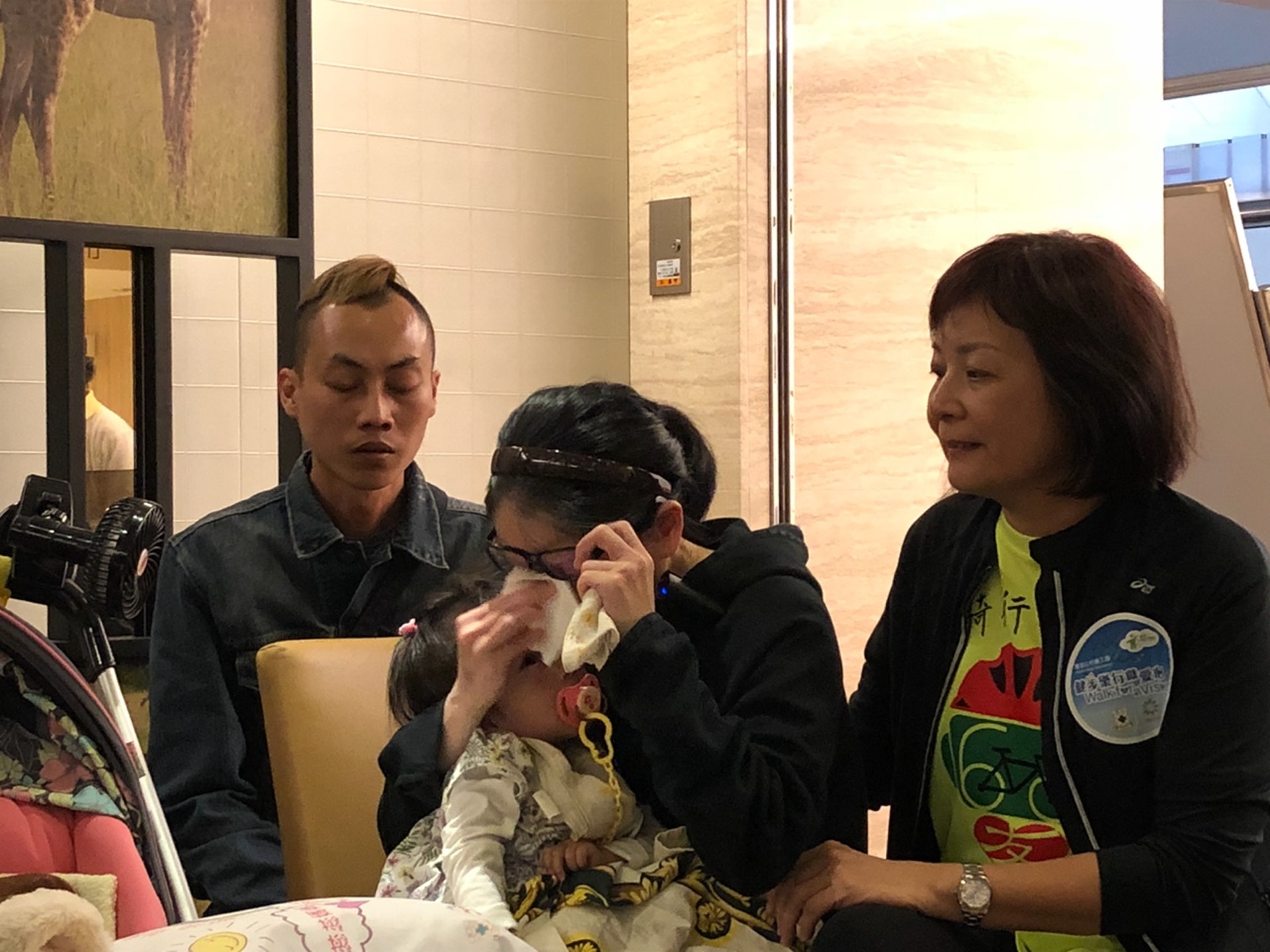 盧女士回想起蕊蕊確診時,一度情緒激動、不住落淚。(黃雅盈攝) 盧女士回想起蕊蕊確診時,一度情緒激動、不住落淚。(黃雅盈攝)