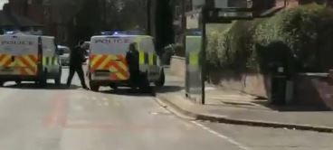 英國曼徹斯特青年持長劍斬人　兩警受襲一重傷