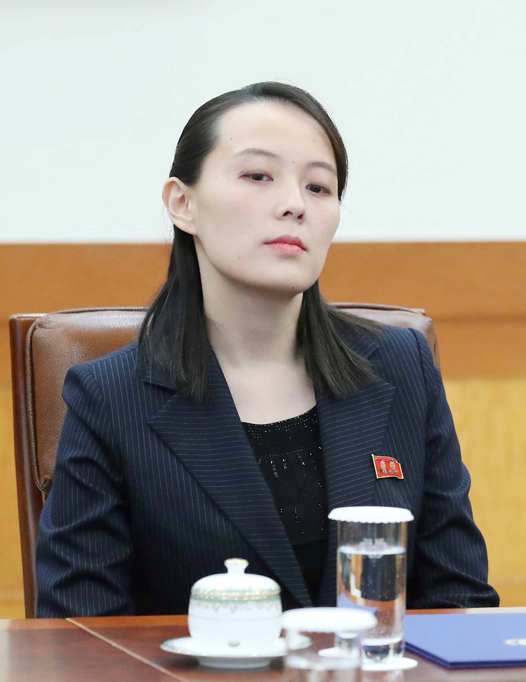 金與正早前出訪韓國參與平昌冬奧，不時頭向上揚，擺出高傲姿態。（資料圖片）