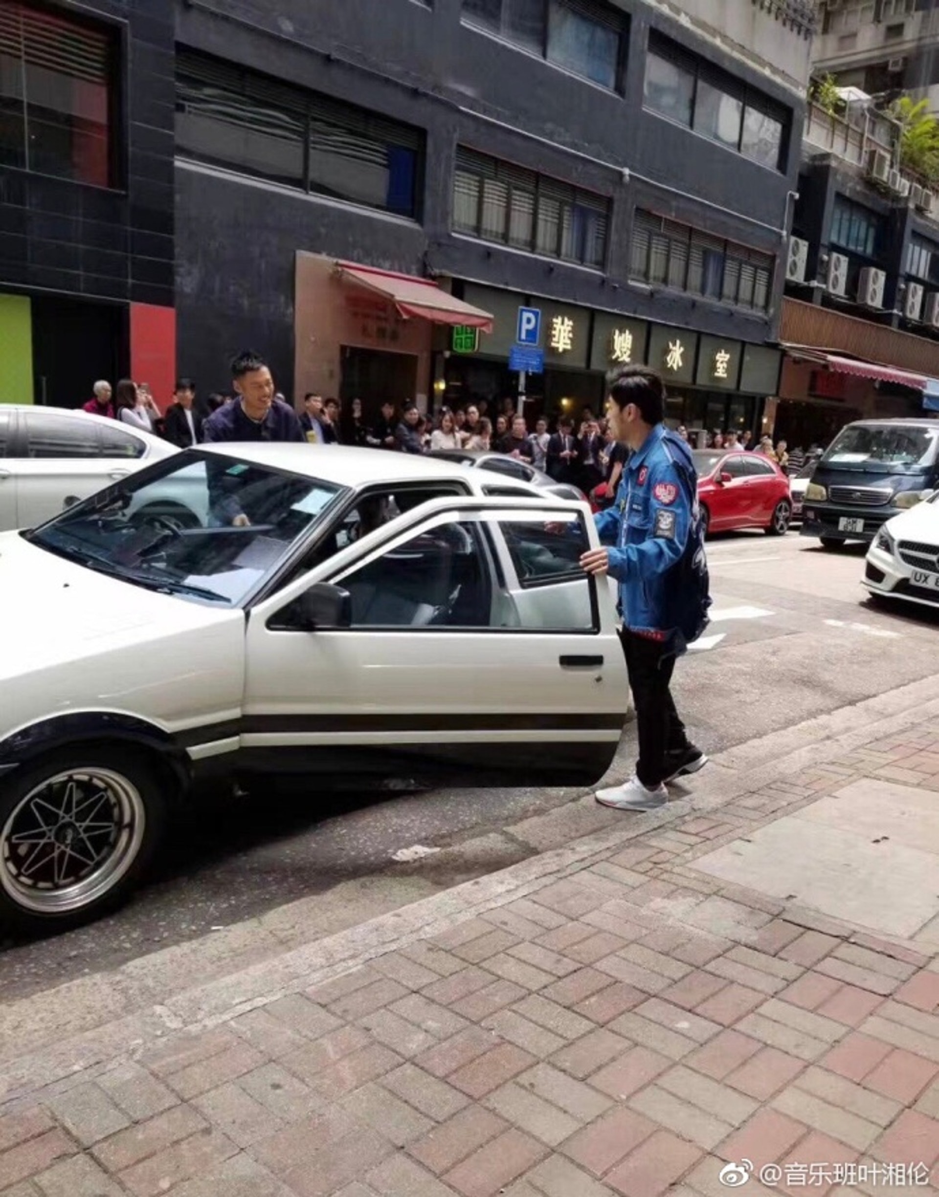 周杰倫余文樂香港街頭揸ae86現身唔通翻拍 頭文字d 香港01 即時娛樂 周杰倫余文樂香港街頭揸ae86現身唔通翻拍 頭文字d 香港01 即時娛樂