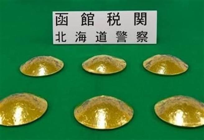 去年底北海道函館機場查獲3名台籍婦女穿戴黃金胸罩，企圖走私日本。（日本海關）