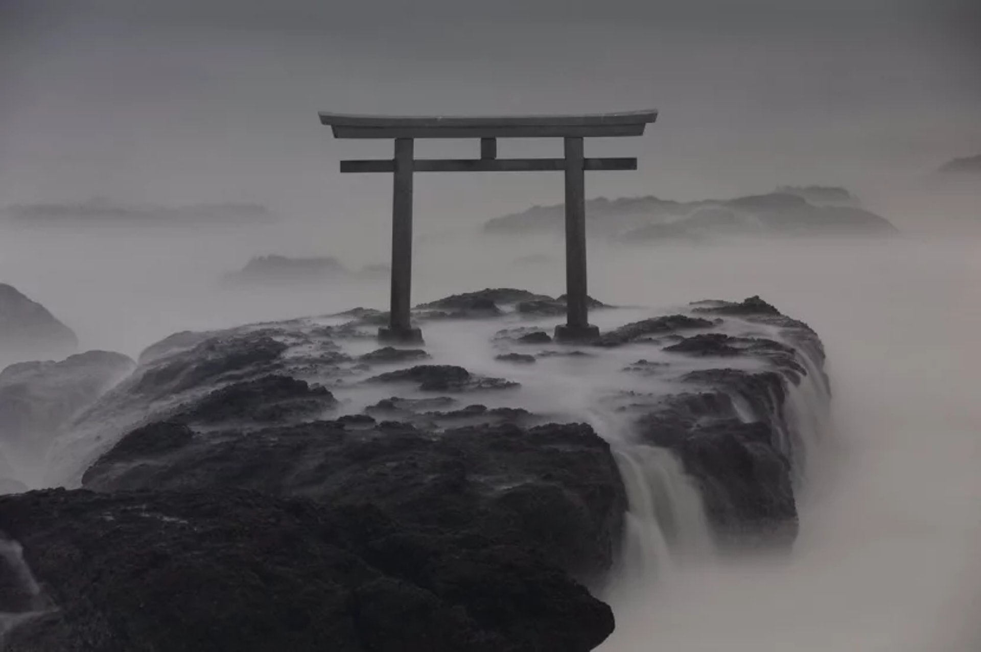 圖話 將神磯鳥居化成水墨畫日本攝影師到底拍攝了多少張相 香港01 圖話 將神磯鳥居化成水墨畫日本攝影師到底拍攝了多少張相 香港01