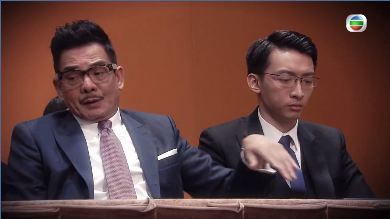 TVB劇集《三個女人一個「因」》中,李國麟飾演的檢控官歐陽一波輸畀由袁偉豪飾演的利東佳,網民指他所演的角色成日打官司都輸,名副其實嘅「敗訴王」。(《三個女人一個「因」》影片截圖) TVB劇集《三個女人一個「因」》中,李國麟飾演的檢控官歐陽一波輸畀由袁偉豪飾演的利東佳,網民指他所演的角色成日打官司都輸,名副其實嘅「敗訴王」。(《三個女人一個「因」》影片截圖)