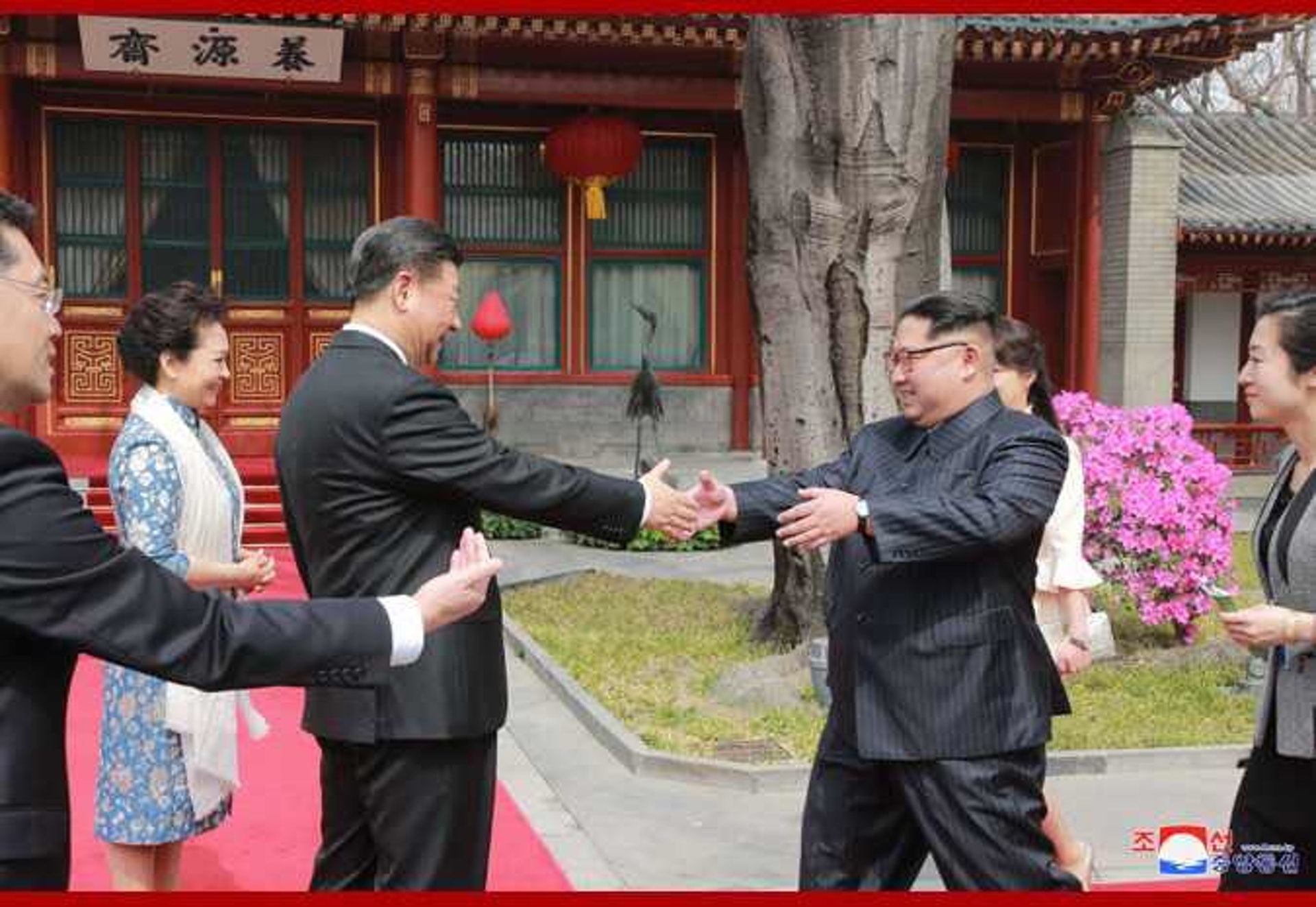 金正恩與習近平在釣魚台國賓館會面時,他主動趨前伸出雙手與習近平握手。這跟他在官式場合中表情嚴肅的表情不一樣,被外界解讀為他重視其朝鮮與中國這位「老大哥」的友誼。(朝中社) 金正恩與習近平在釣魚台國賓館會面時,他主動趨前伸出雙手與習近平握手。這跟他在官式場合中表情嚴肅的表情不一樣,被外界解讀為他重視其朝鮮與中國這位「老大哥」的友誼。(朝中社)