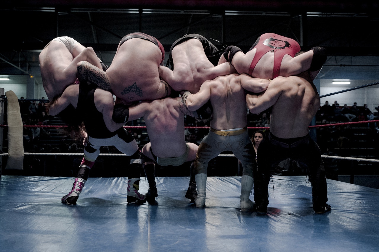 2月24日，在慈善摔角賽期間，8位選手使出花式表演般的「headlock」的摔角招式。（上排；左至右）Lord Steven Crowley、Darkmundo、Maeven及PV Red；（下排；排左至右）Nelson Fernandes、Alex Legrand、Ace Angel及Zach。（Kamil Zihnioglu／美聯社）