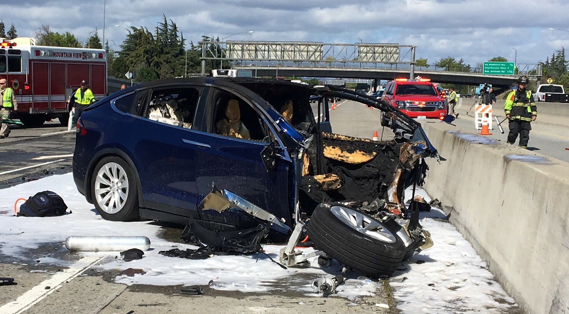 Tesla電動汽車早前在美國加州發生一宗致命意外。（路透社）