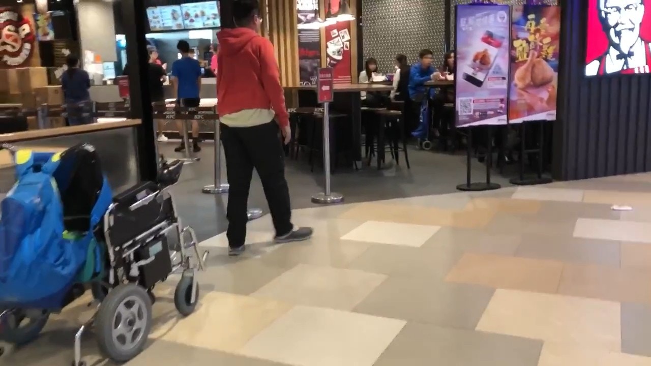 患有心衰竭的成成，坐着電動輪椅進入商場，在餐廳門前站起來，走入店內購物，他戲稱「又一個神跡（蹟）啊」。（ 光之旅范成榮 Phan Thanh Vinh  YouTube圖片）