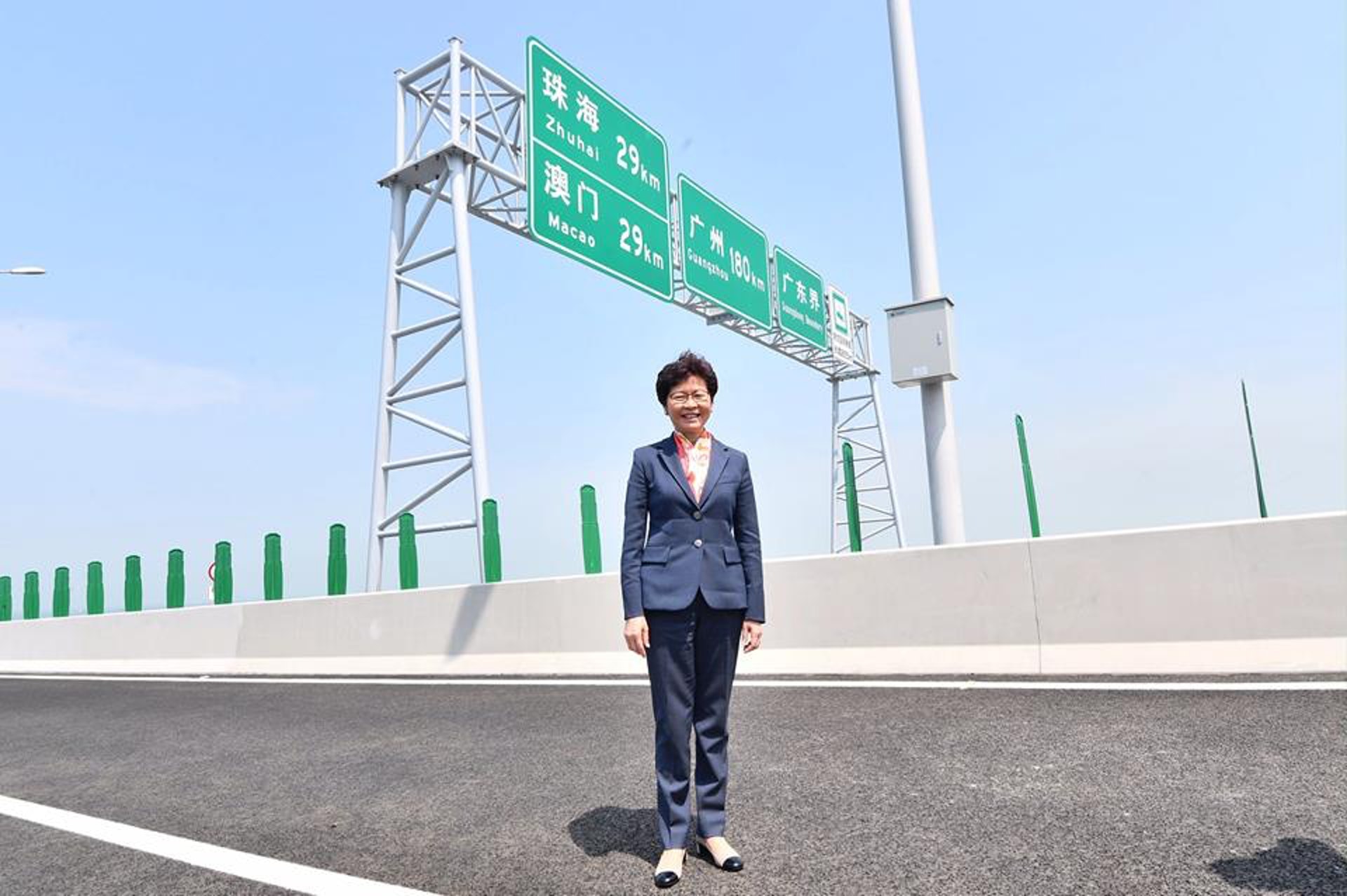 特首林鄭月娥率先「行」經港珠澳大橋珠海段。(林鄭月娥facebook專頁) 特首林鄭月娥率先「行」經港珠澳大橋珠海段。(林鄭月娥facebook專頁)