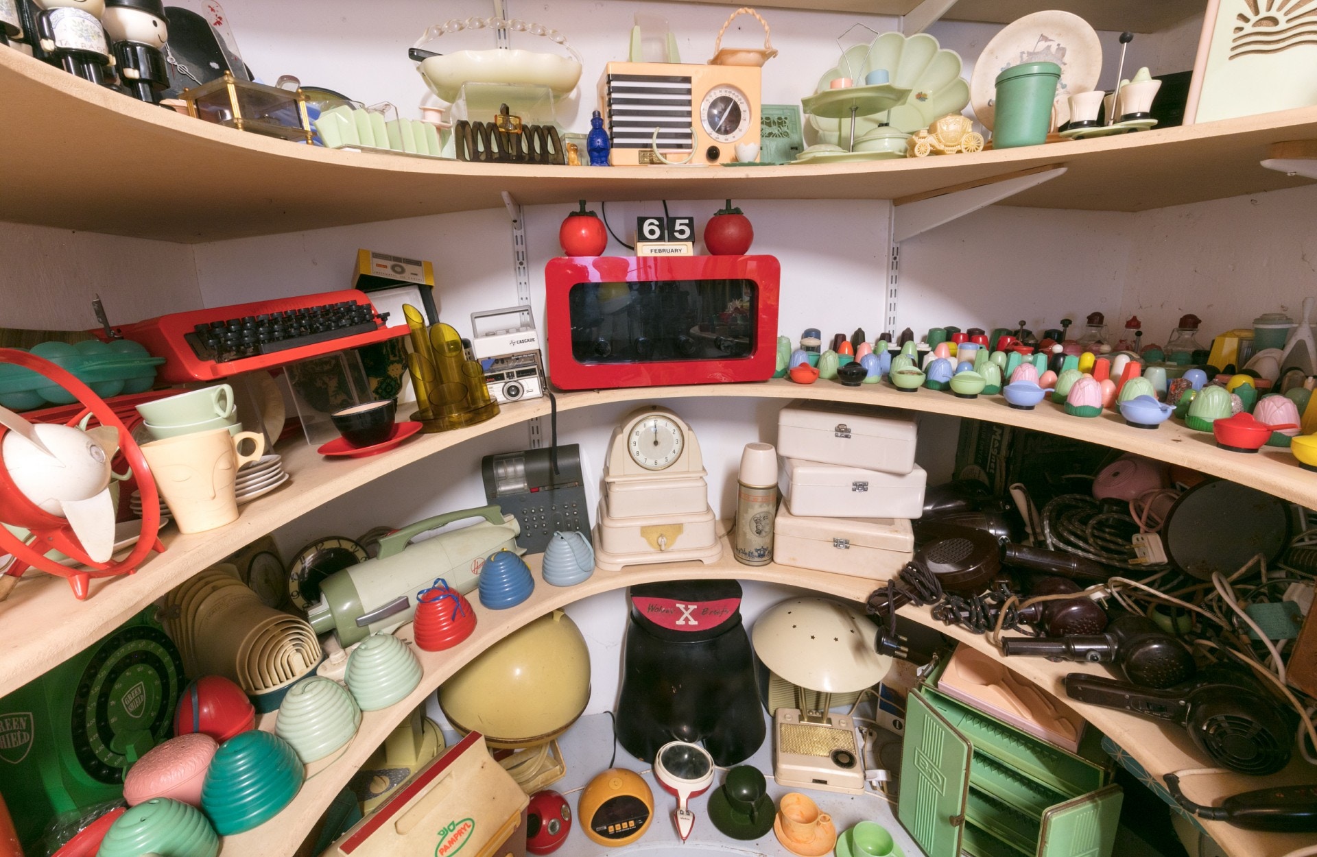 英國藝術家Patrick Cook收藏大量自1970年代以來的塑膠制品，舊式收音機、相機、風筒、洗衣機都有。（VCG）
