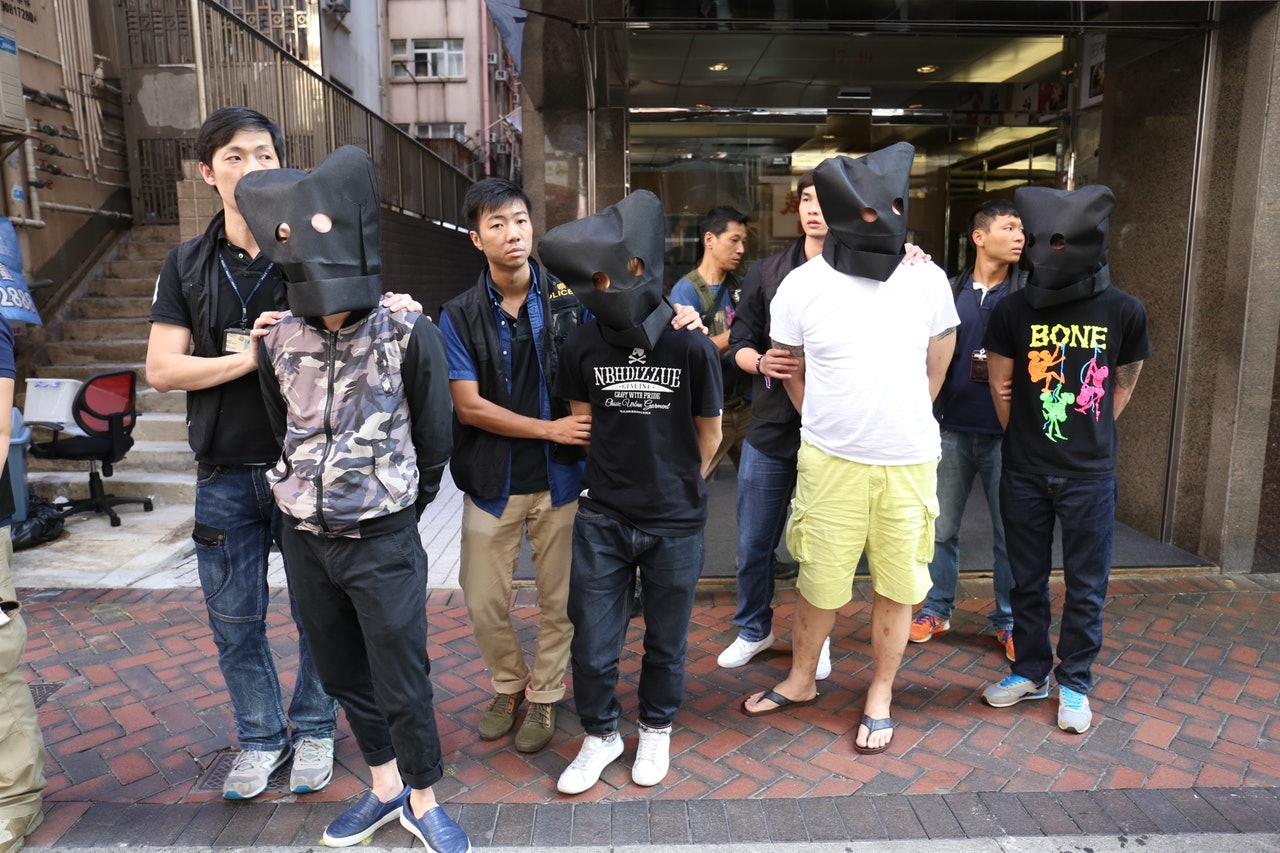 警方在一無牌酒吧拘捕四名男子。 (鄧栢良攝) 警方在一無牌酒吧拘捕四名男子。 (鄧栢良攝)