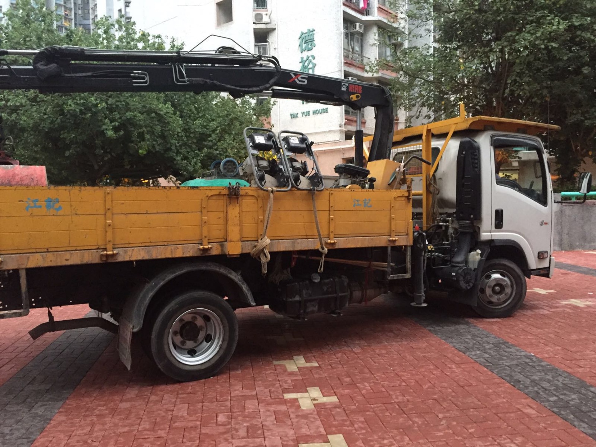 肇事吊臂貨車。(讀者提供)