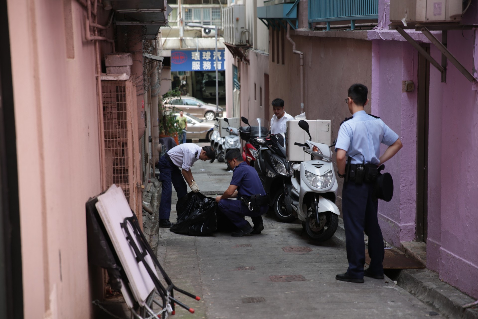 狗屍由愛協人員帶走,將會解剖進一步確認死因。(黃偉民攝)