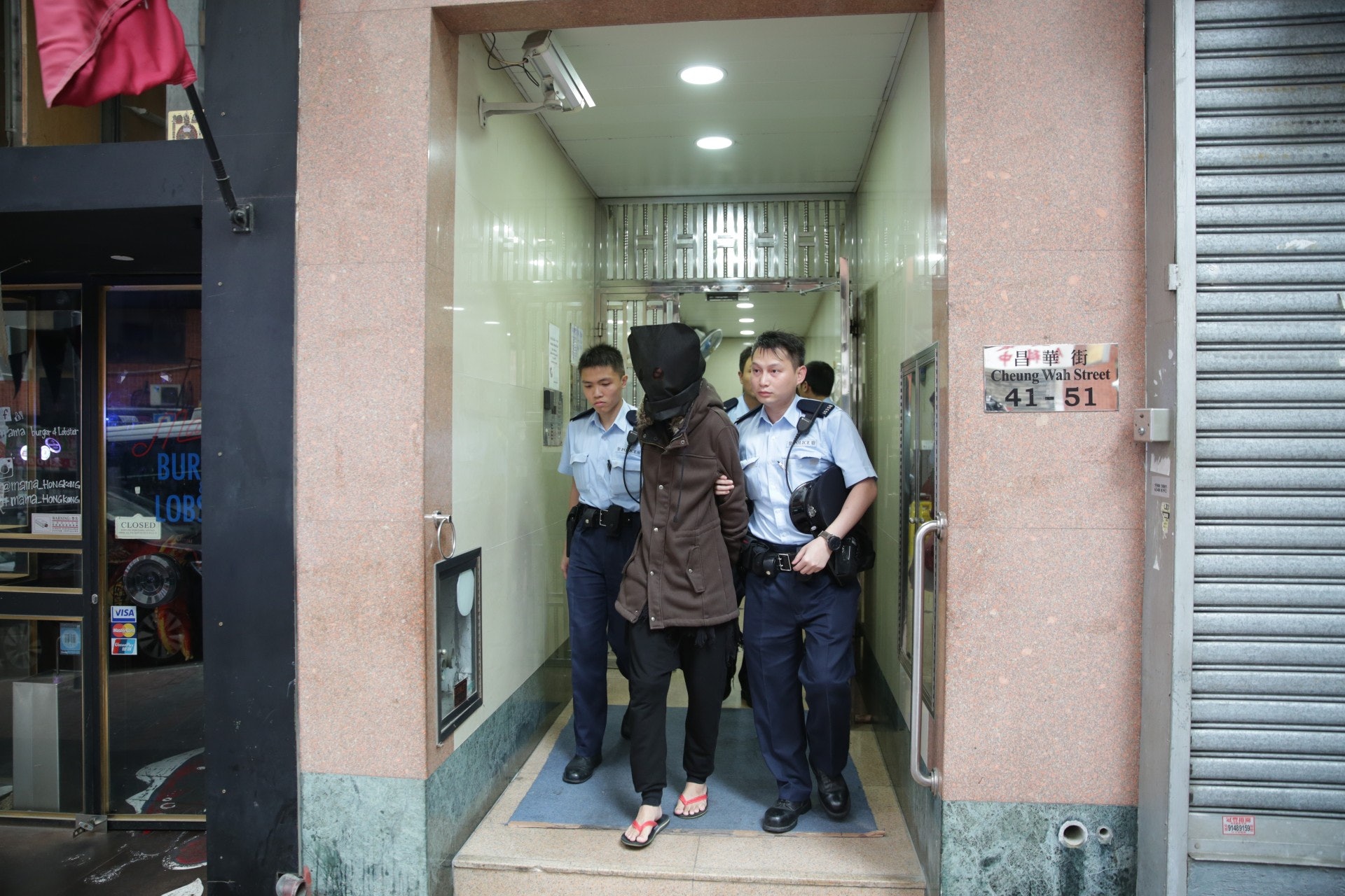 警方於樓上單位拘捕一名男子,他涉嫌虐畜被捕。(黃偉民攝)