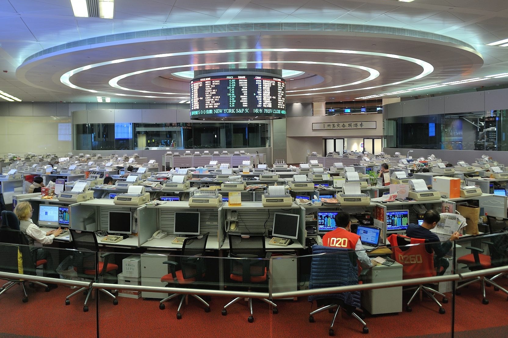 恒指插逾470點再失守3萬大關騰訊建行跌逾2%