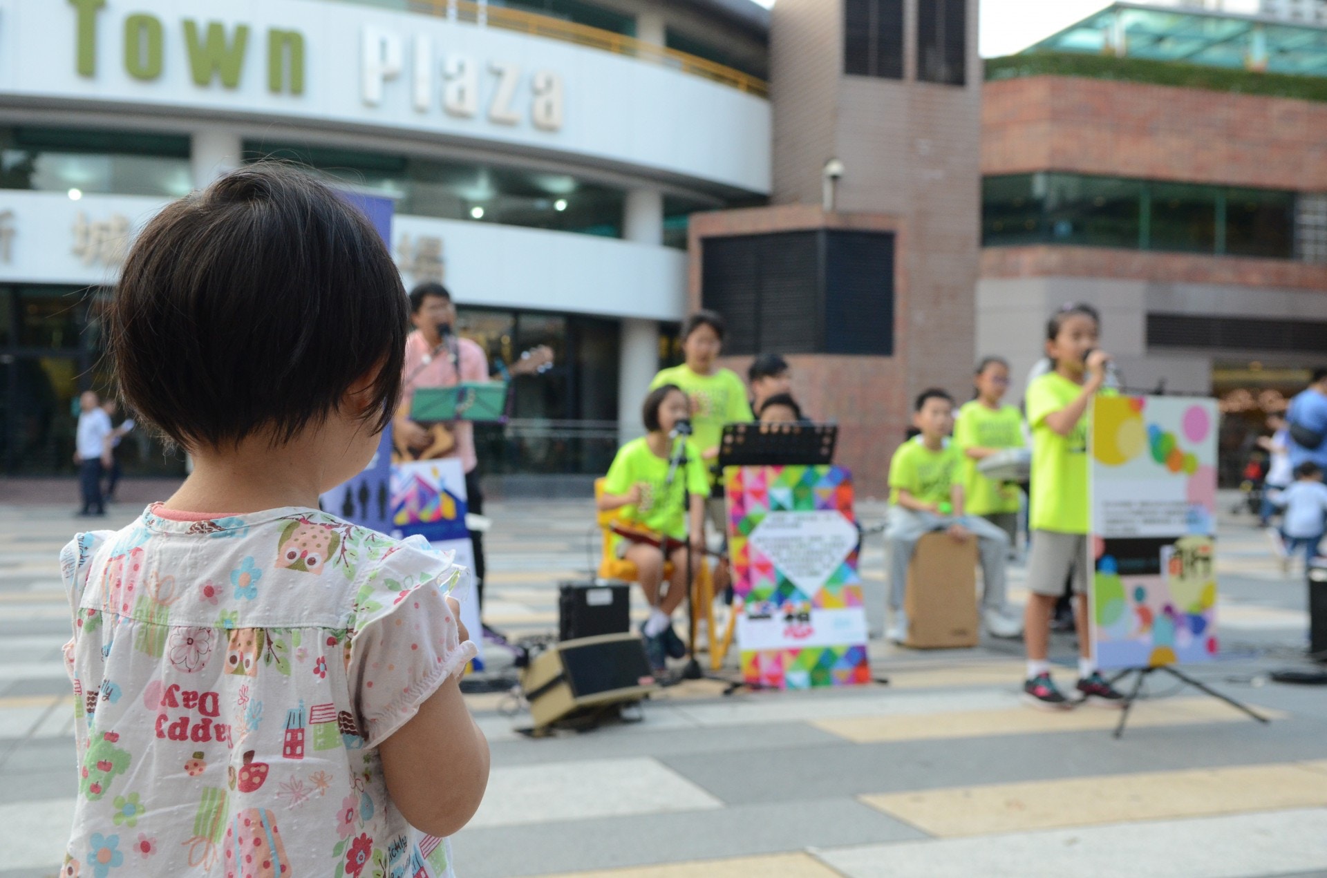 學生busking時吸引不少市民駐足觀賞，更有小朋友看得相當入神。（陳展希攝）