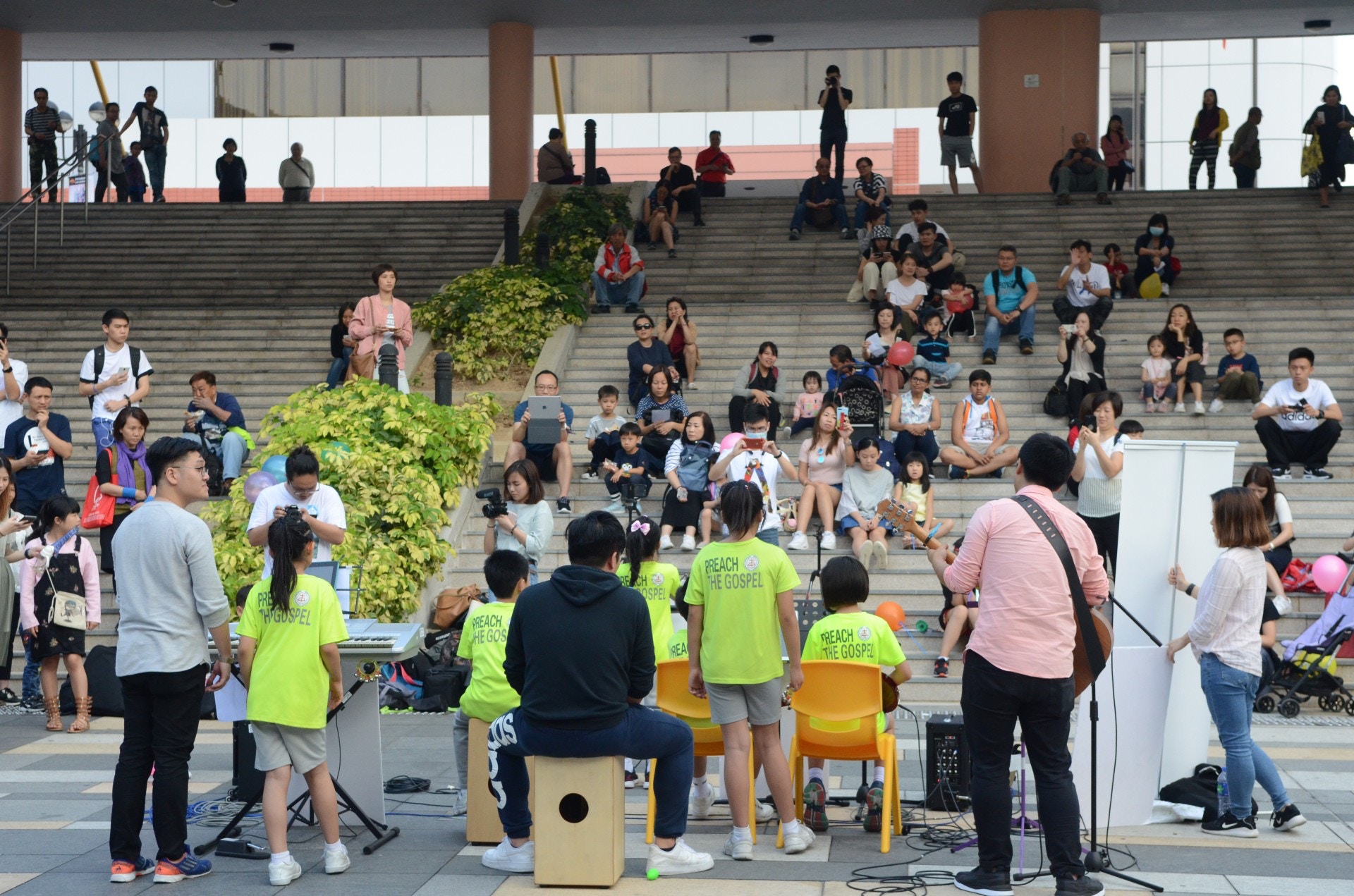 學生busking時吸引不少市民駐足觀賞，更有小朋友看得相當入神。（陳展希攝）