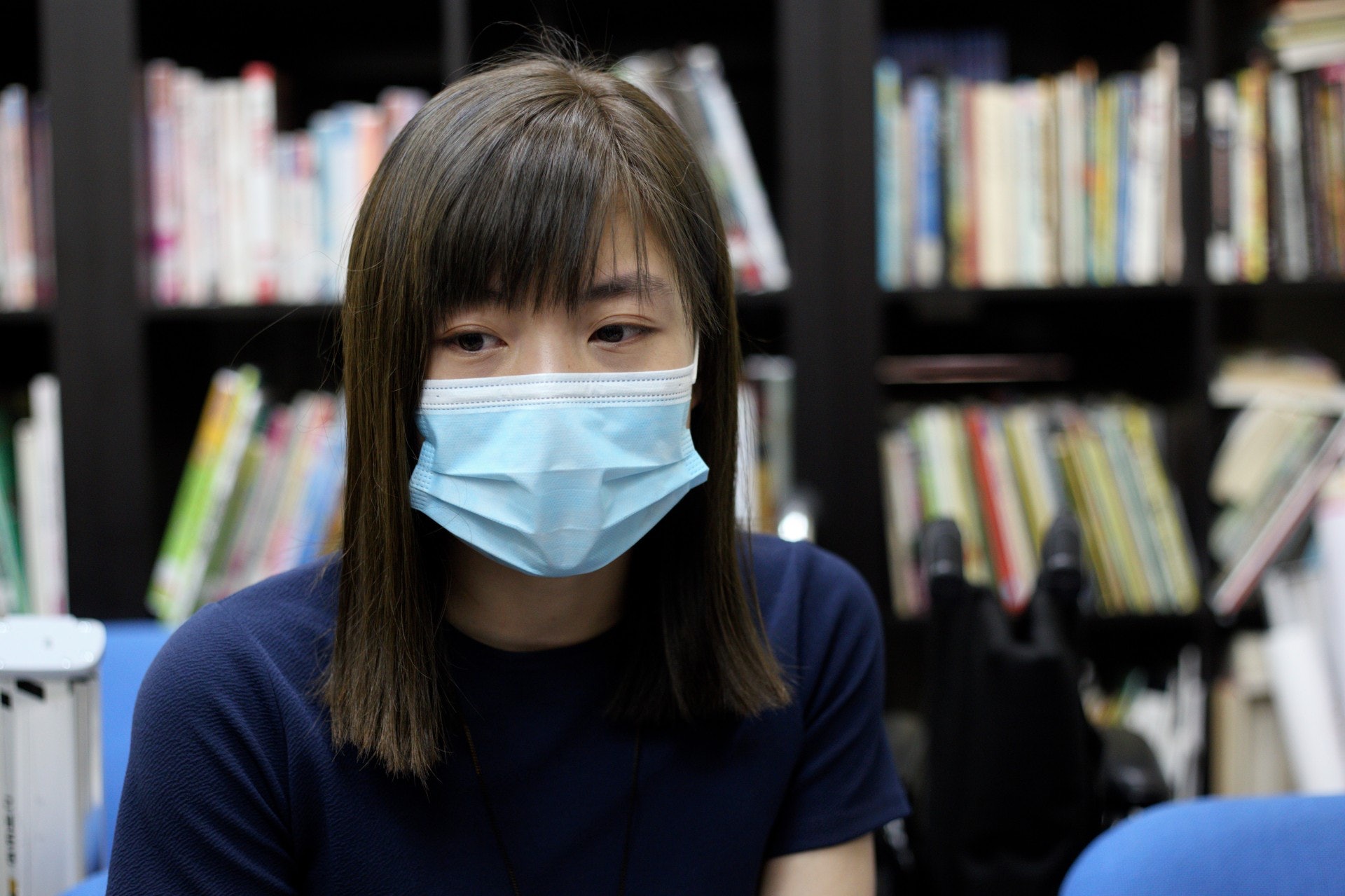 松鼠狗「安力史」的狗主余小姐。(賴俊傑攝)