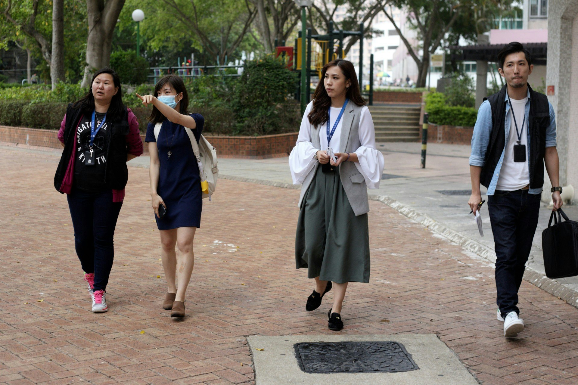 大埔刑事調查隊探員到上址調查,他們與兩名狗主在區內了解放狗路線,以及檢查草叢有否毒餌。(賴俊傑攝)