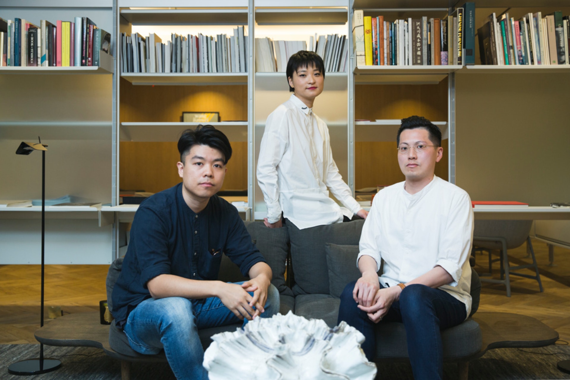 左起:藝術家黃炳、策展人翁笑雨及藝術家楊嘉輝。(黃寶瑩攝) 左起:藝術家黃炳、策展人翁笑雨及藝術家楊嘉輝。(黃寶瑩攝)