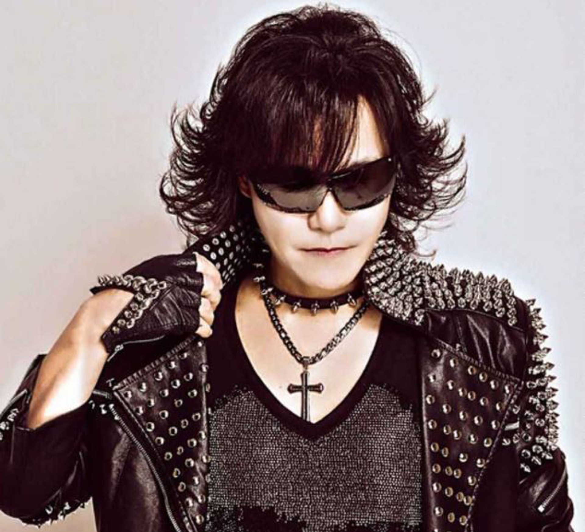 突襲X JAPAN主唱ToshI 濕身小狗路過他瞬間做出窩心舉動 突襲X JAPAN主唱ToshI 濕身小狗路過他瞬間做出窩心舉動