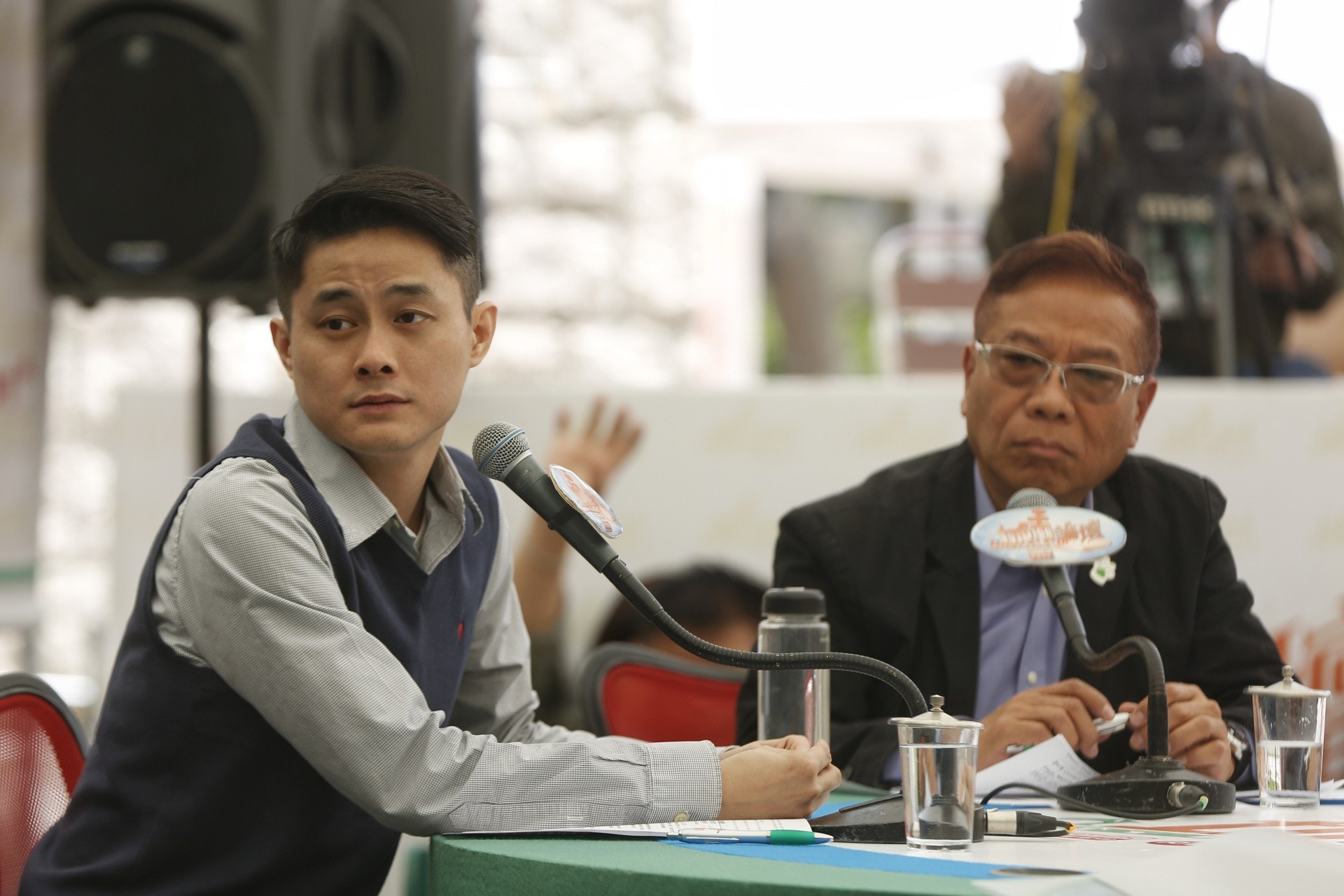 蔡騏(左一)指,政府沒就寵物美容業進行監管及發牌,反映目前制度有漏洞。(張浩維攝)