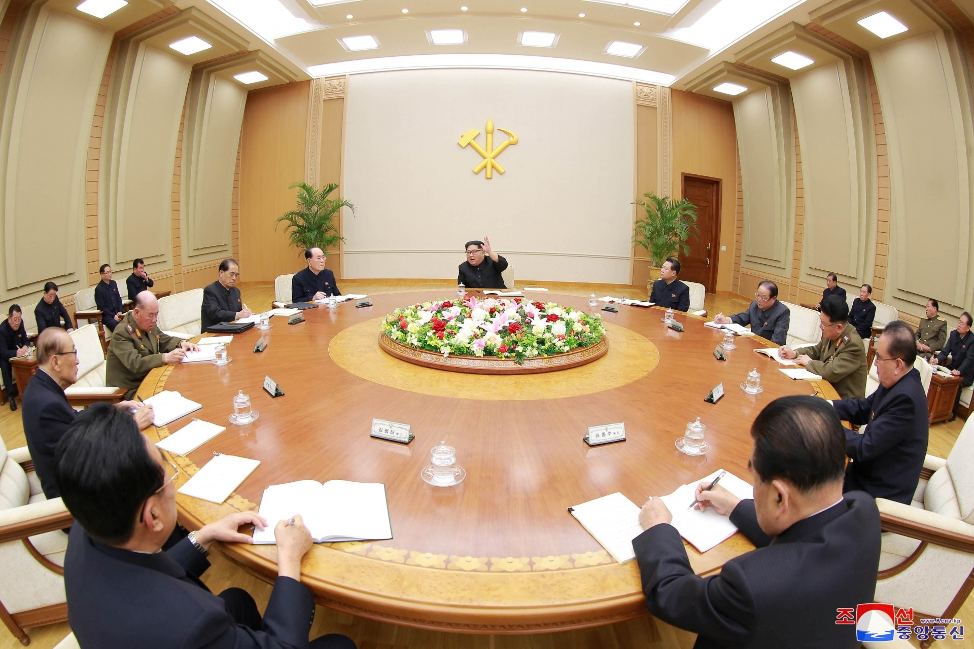 朝中社報道，朝鮮領袖金正恩周一（9日）主持朝鮮勞動黨中央政治局會議時，報告朝鮮半島形勢發展。（路透社）