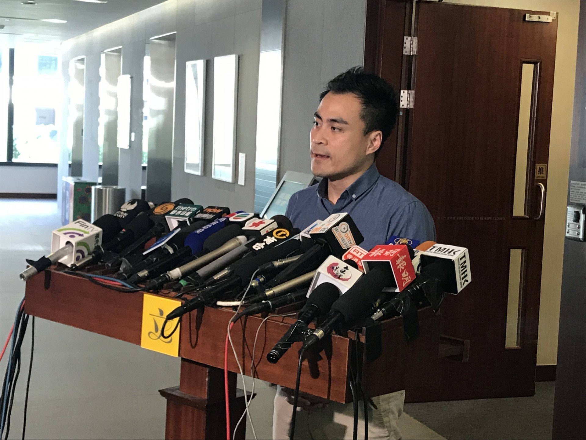 郭偉強憂慮,中人壽代理遭解僱兼追討獎金津貼,影響代理士氣,打擊保險業。(莊恭南攝) 郭偉強憂慮,中人壽代理遭解僱兼追討獎金津貼,影響代理士氣,打擊保險業。(莊恭南攝)